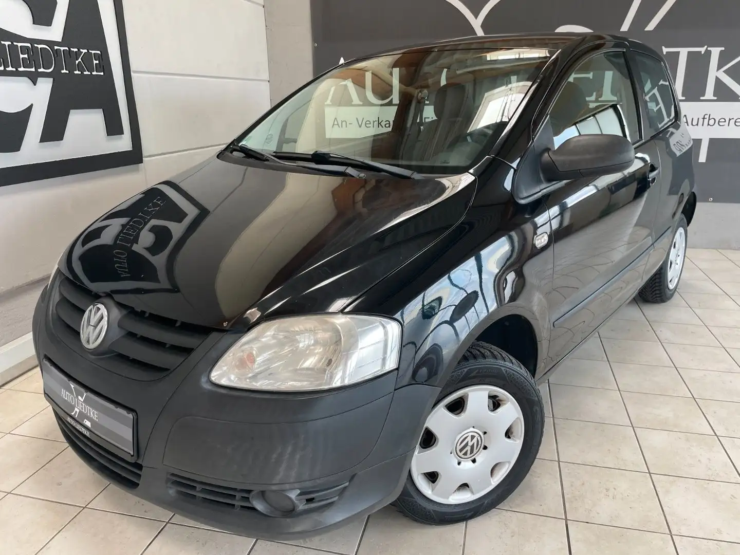 Volkswagen Fox Basis Schwarz - 1