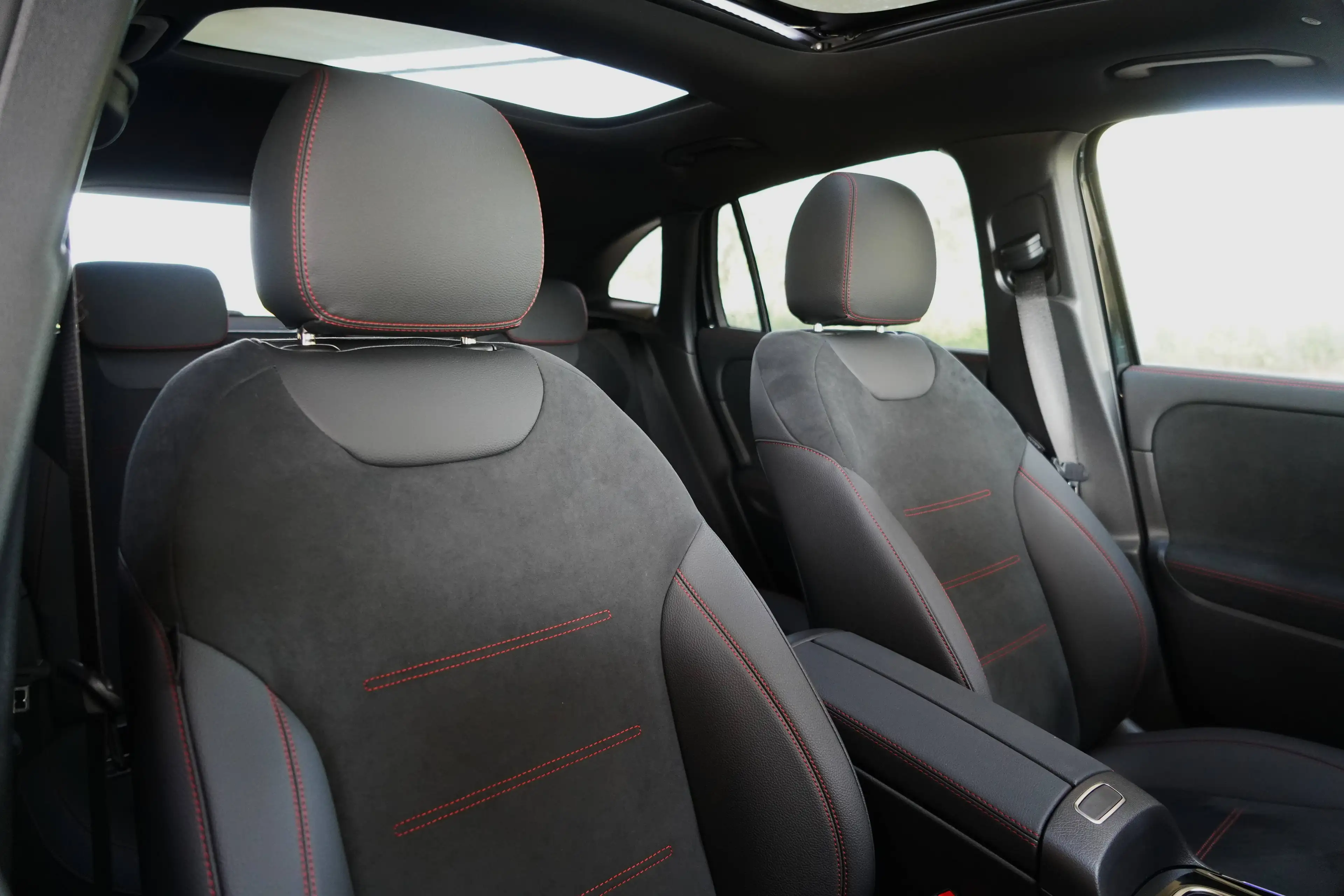 Mercedes-Benz GLA 200 AMG-Line | Nieuwe Wagen! | 1600km! | PANO | LED — photo 35