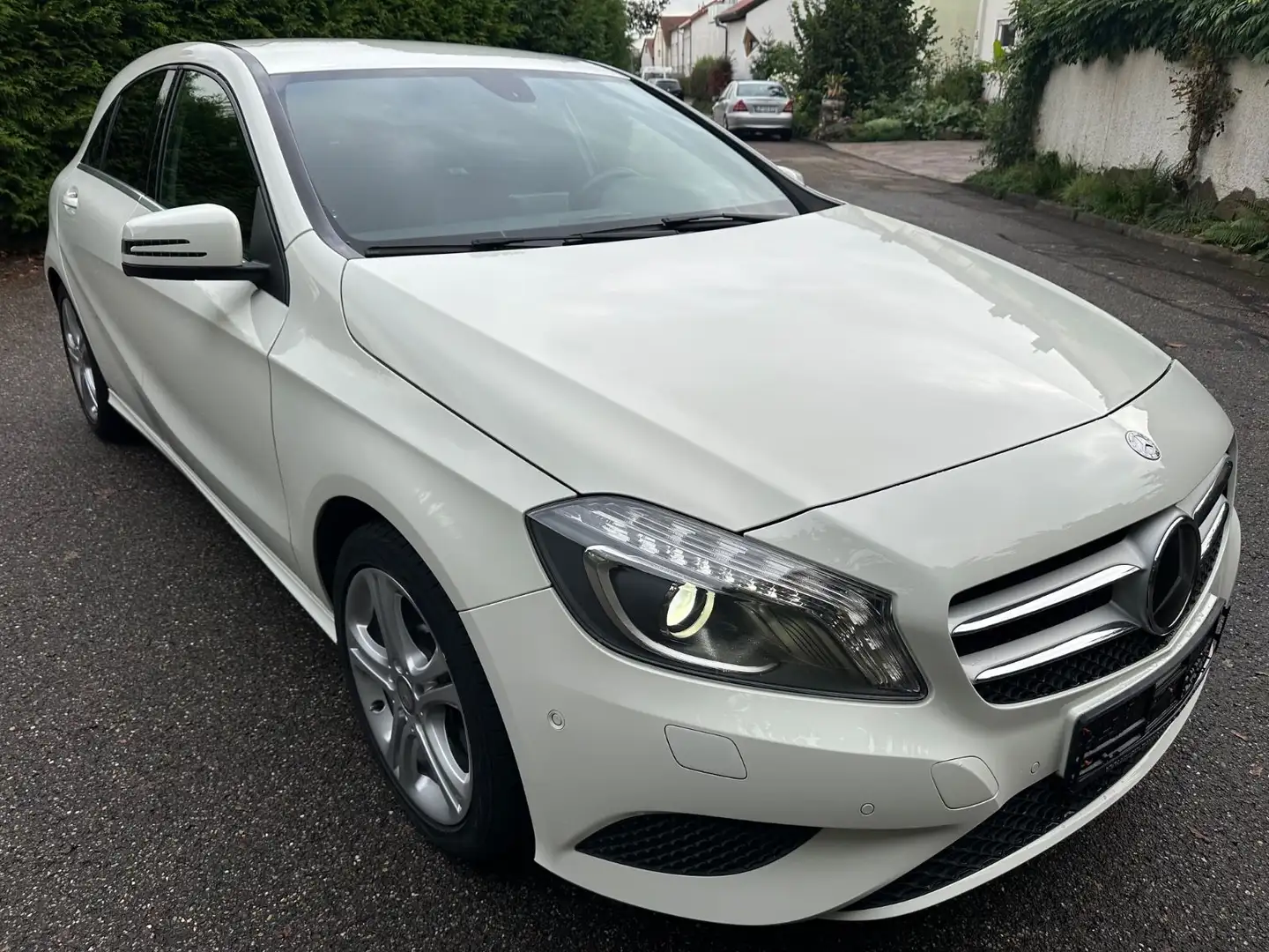 Mercedes-Benz A 180 URBAN NAVI XENON LEDER KLIMA 75.000 KM Weiß - 1