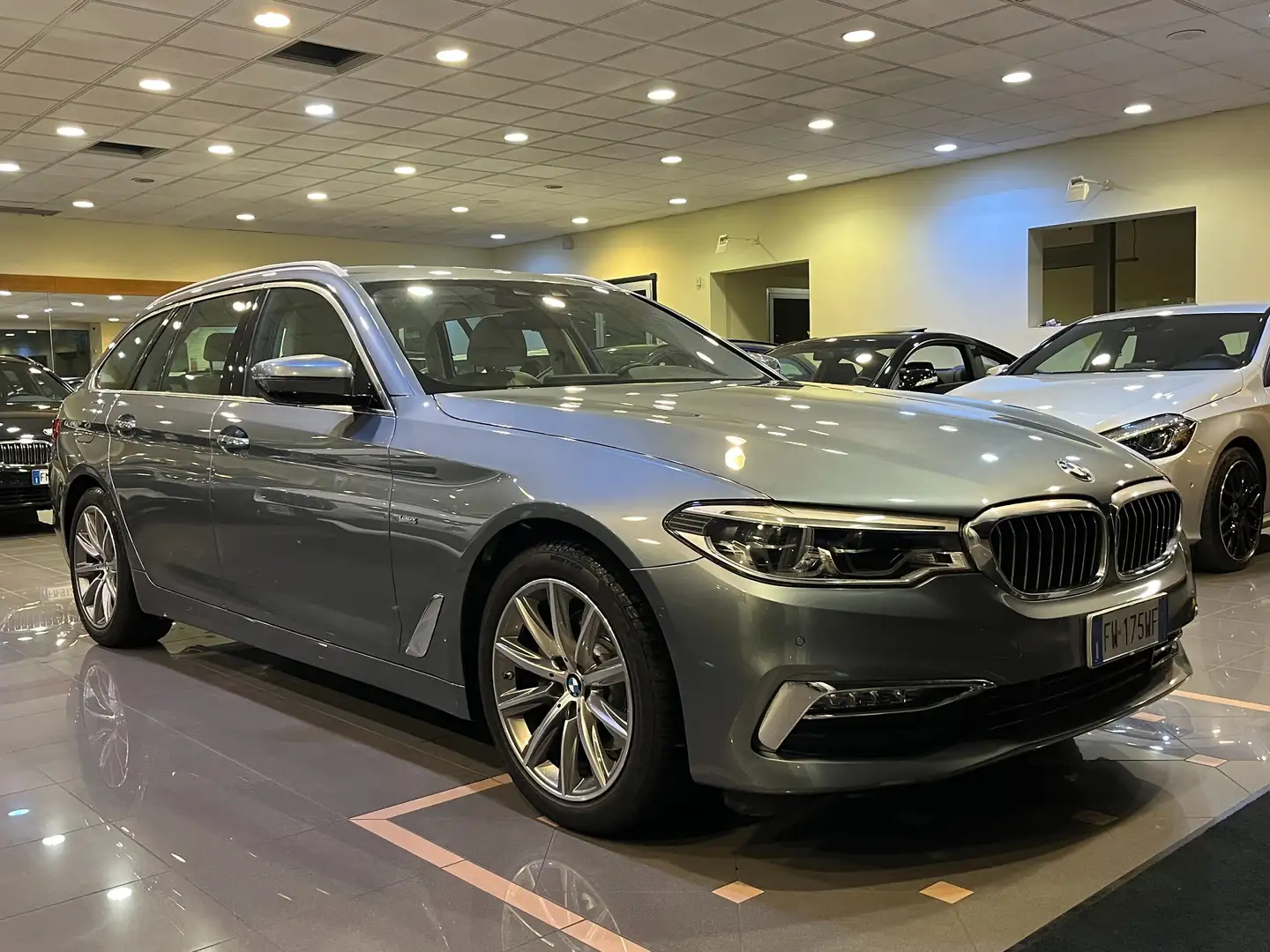 BMW 520 520d LUXURY !! 2019!! Grey - 2