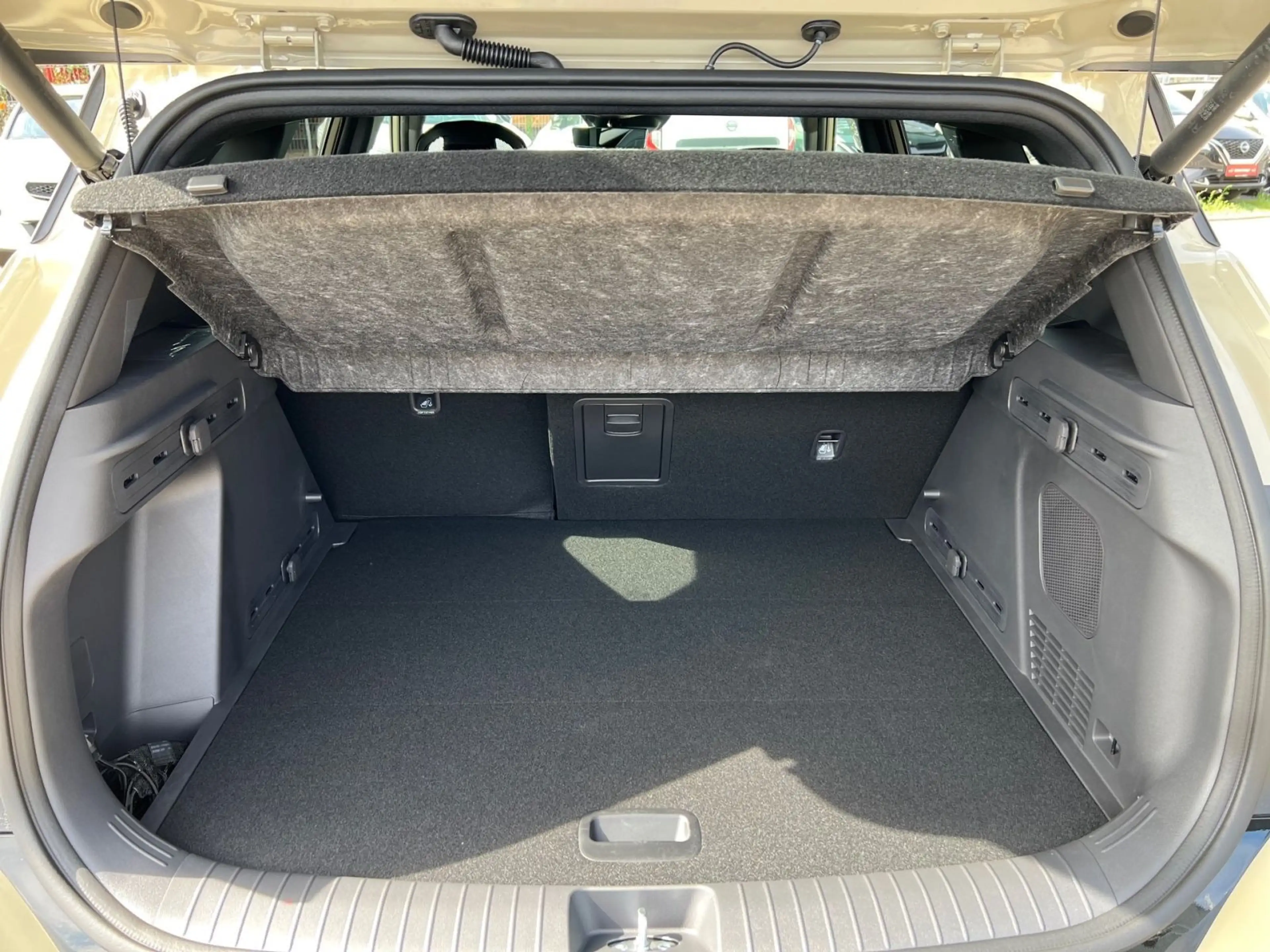 Kia Seltos | 1.6 T-GDI | X-Line | Tan Beige — photo 11