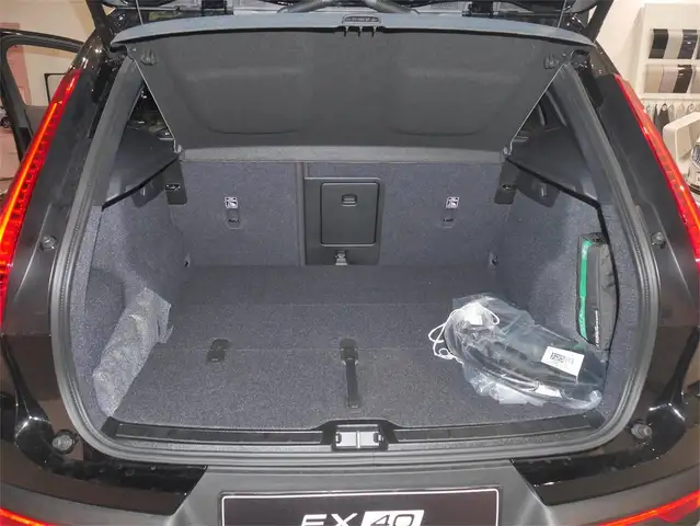 Volvo EX40 Extended Range Plus Black Edition Ansicht 12