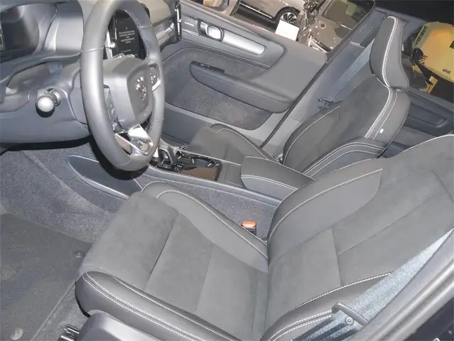 Volvo EX40 Extended Range Plus Black Edition Ansicht 9