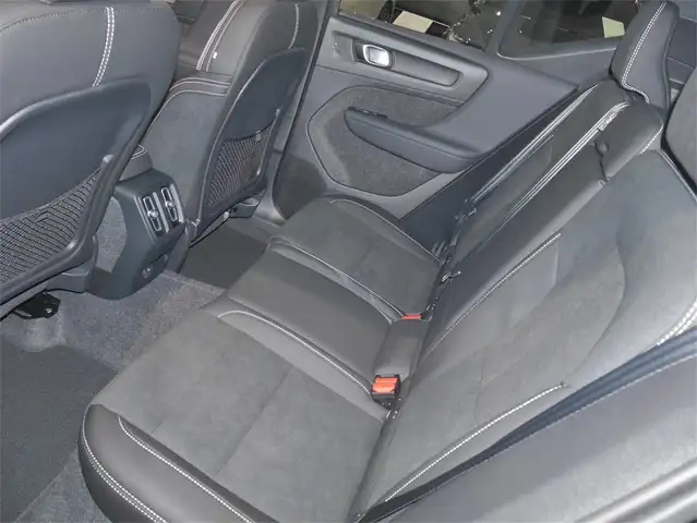 Volvo EX40 Extended Range Plus Black Edition Ansicht 10