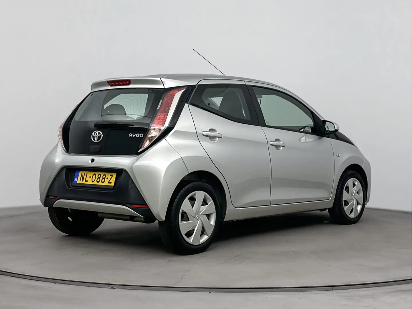 Toyota Aygo 1.0 VVT-i x-play Limited 5-Drs | Airco | Metallic Grijs - 2