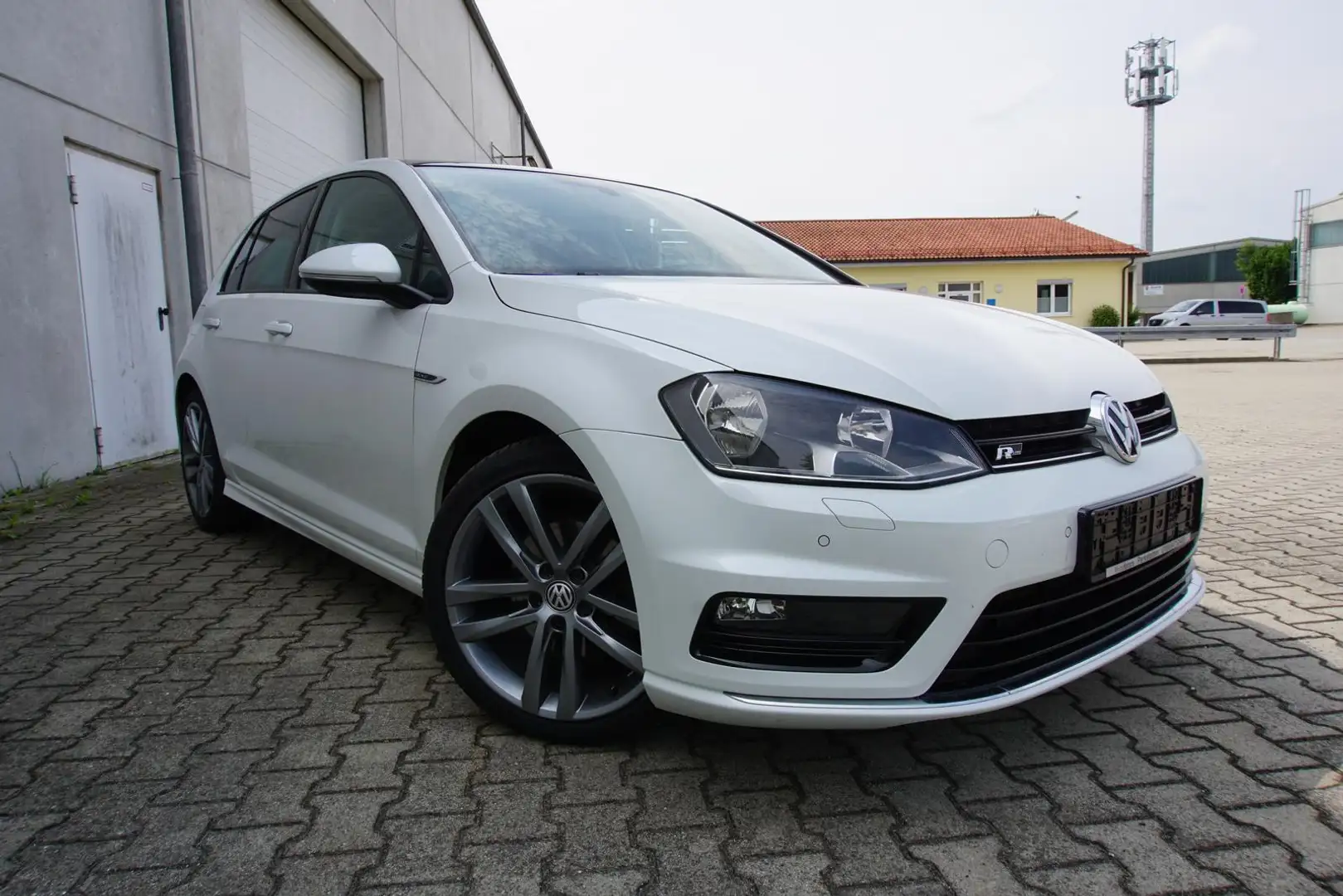 Volkswagen Golf 2.0TDI Pano SHZ PDC Tempomat R-Line White - 1