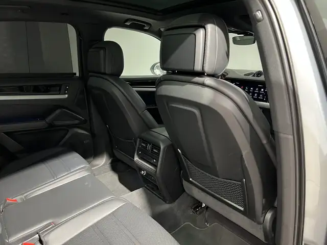 Porsche Cayenne view 30