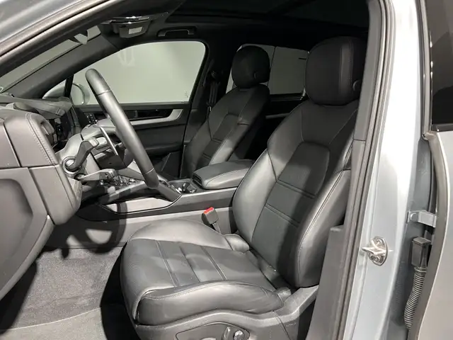 Porsche Cayenne view 22