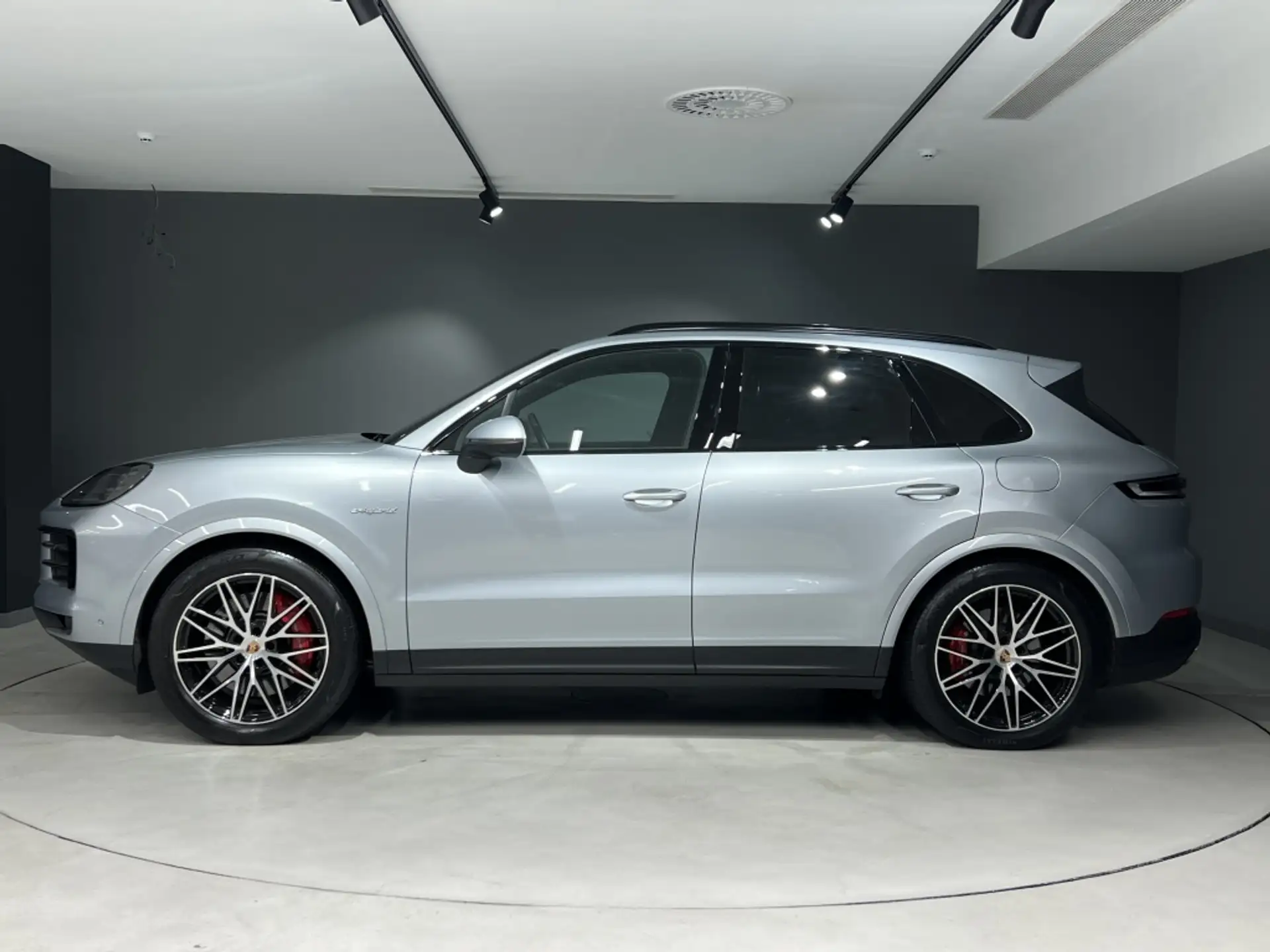 Porsche Cayenne S E-Hybrid 2025 은색 사진 2