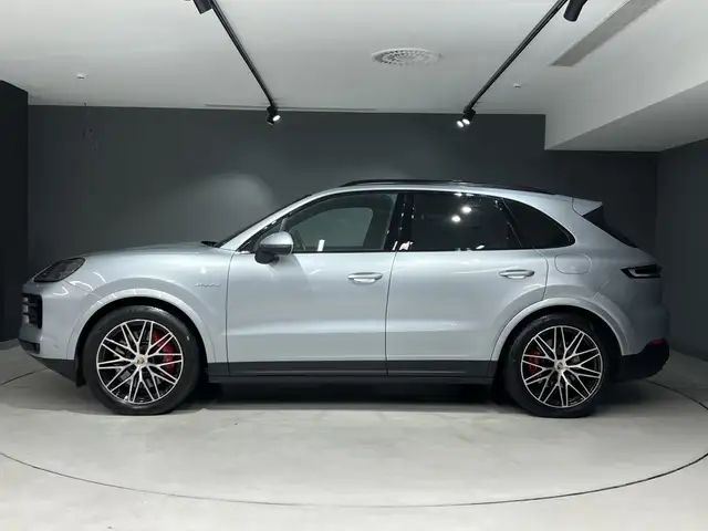 Porsche Cayenne view 2