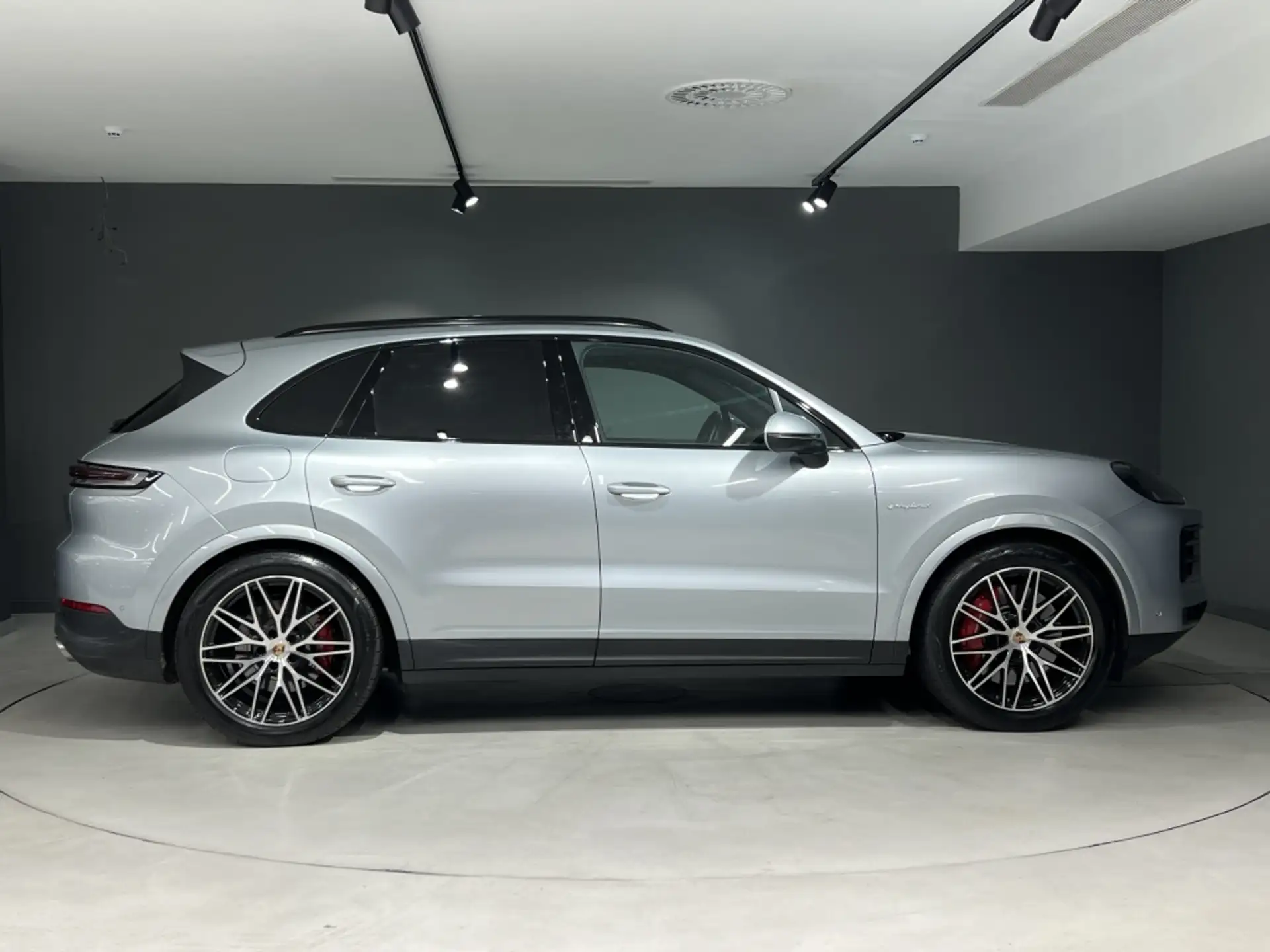 Porsche Cayenne S E-Hybrid 2025 은색 사진 6
