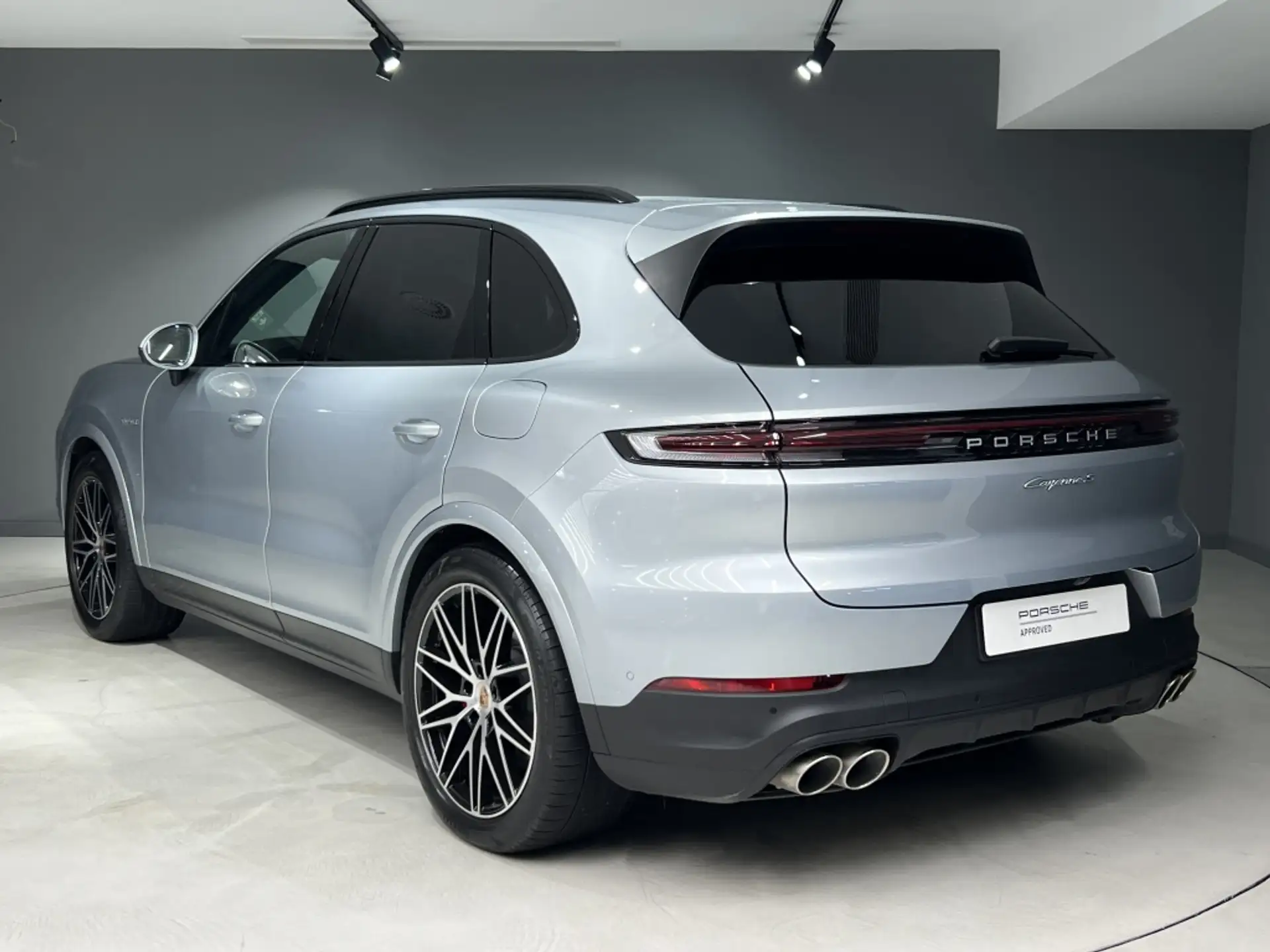 Porsche Cayenne S E-Hybrid 2025 은색 사진 3