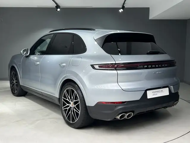 Porsche Cayenne view 3