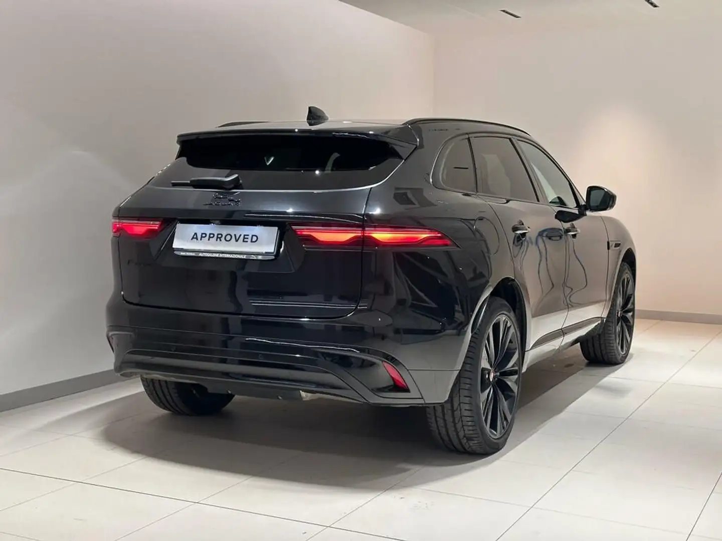 Jaguar F-Pace 2.0 P250 R-Dynamic SE awd auto Noir - 2