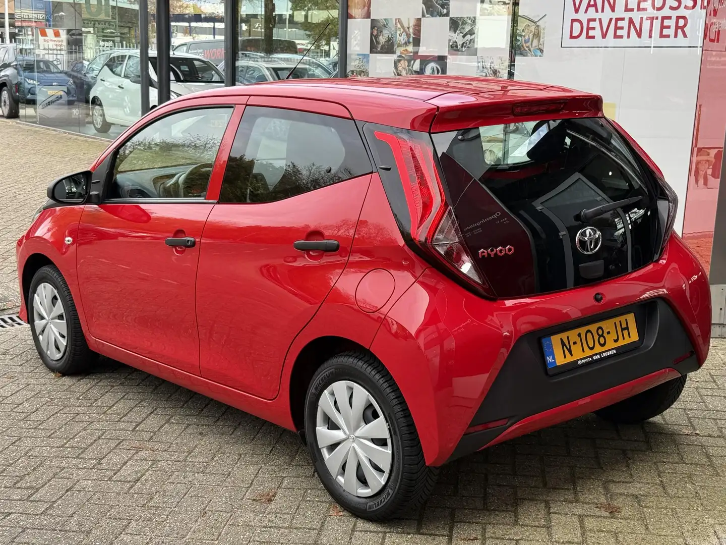 Toyota Aygo X X-FUN 5-DEURS NL-AUTO AIRCO CENTRALE-DEURVERGRENDE Rouge - 2