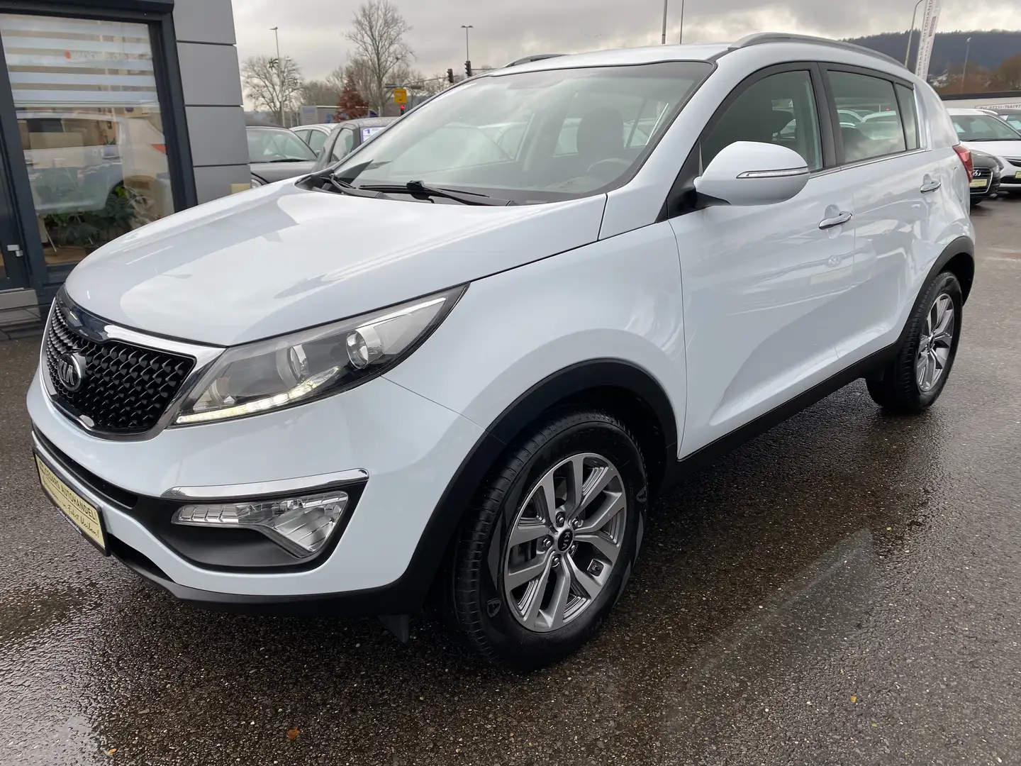 Kia Sportage 2.0i Vision 2WD Navi Einparkhilfe Berganfahrassist Weiß - 1