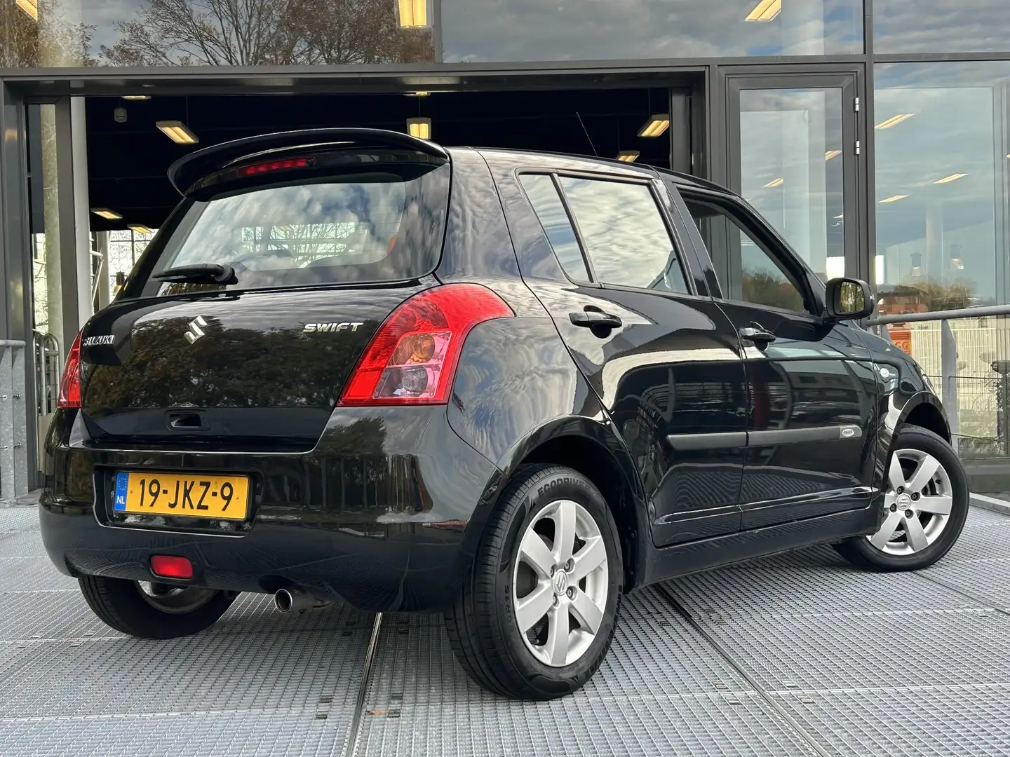 Suzuki Swift 1.3 Bandit | Climate Control | Sportstoelen | Keyl Zwart - 2