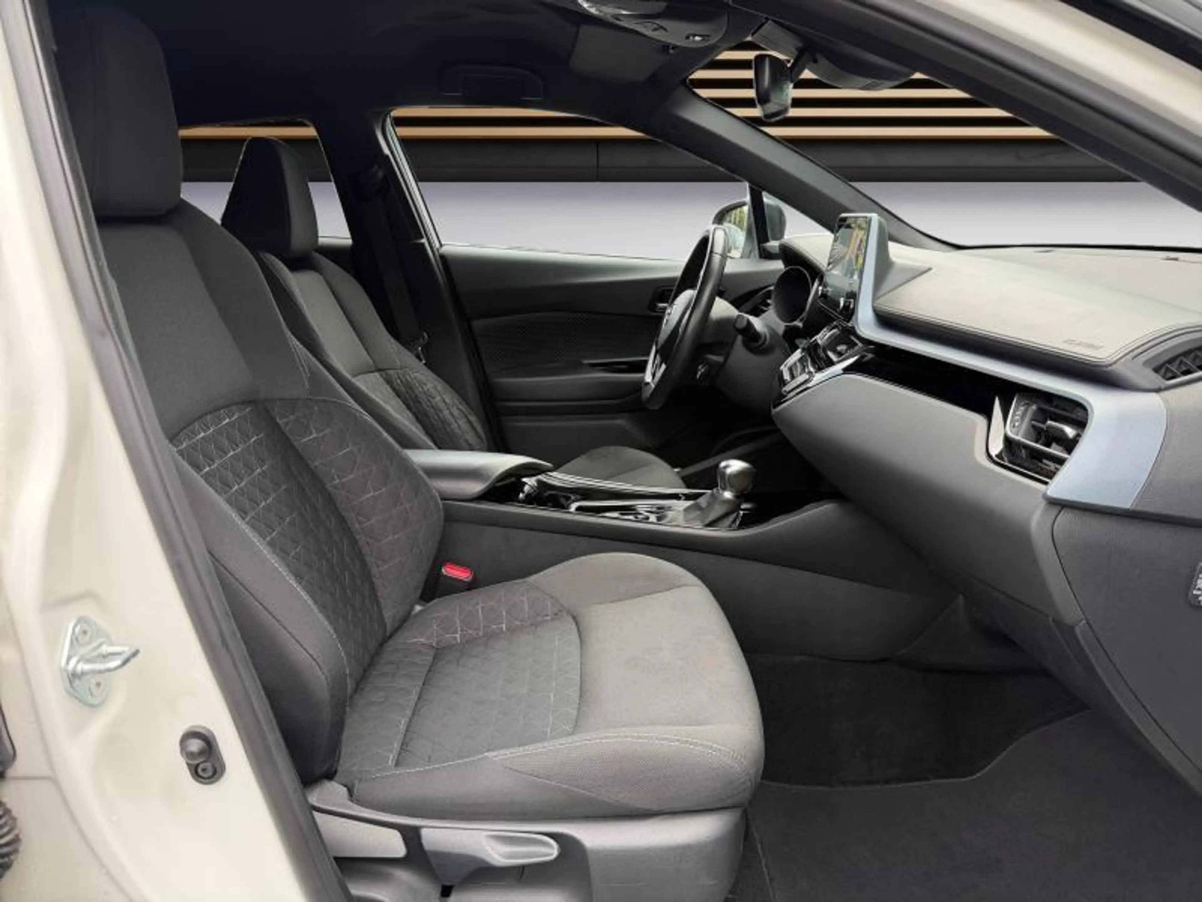 Toyota C-HR C-LUB BI-TONE — photo 11