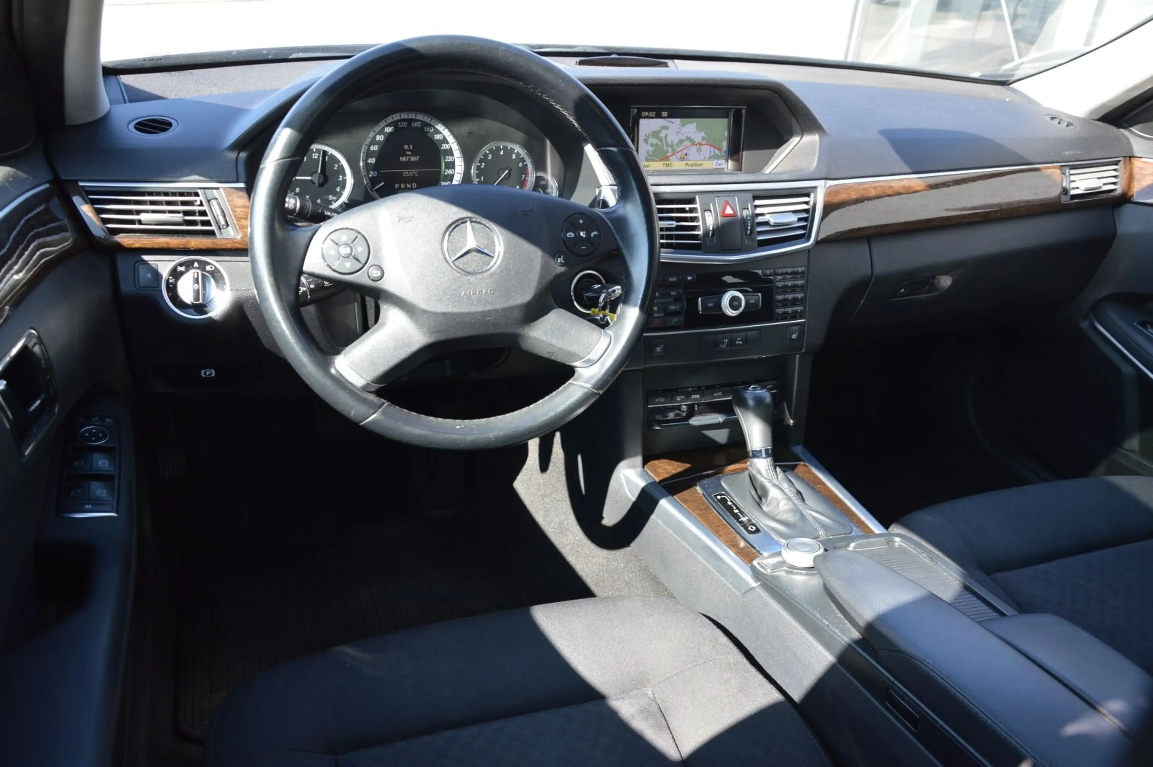 Mercedes-Benz E 250 CGI Lim. AUTOMATIK*PDC*SHZ*SHD*NAVI* — photo 13