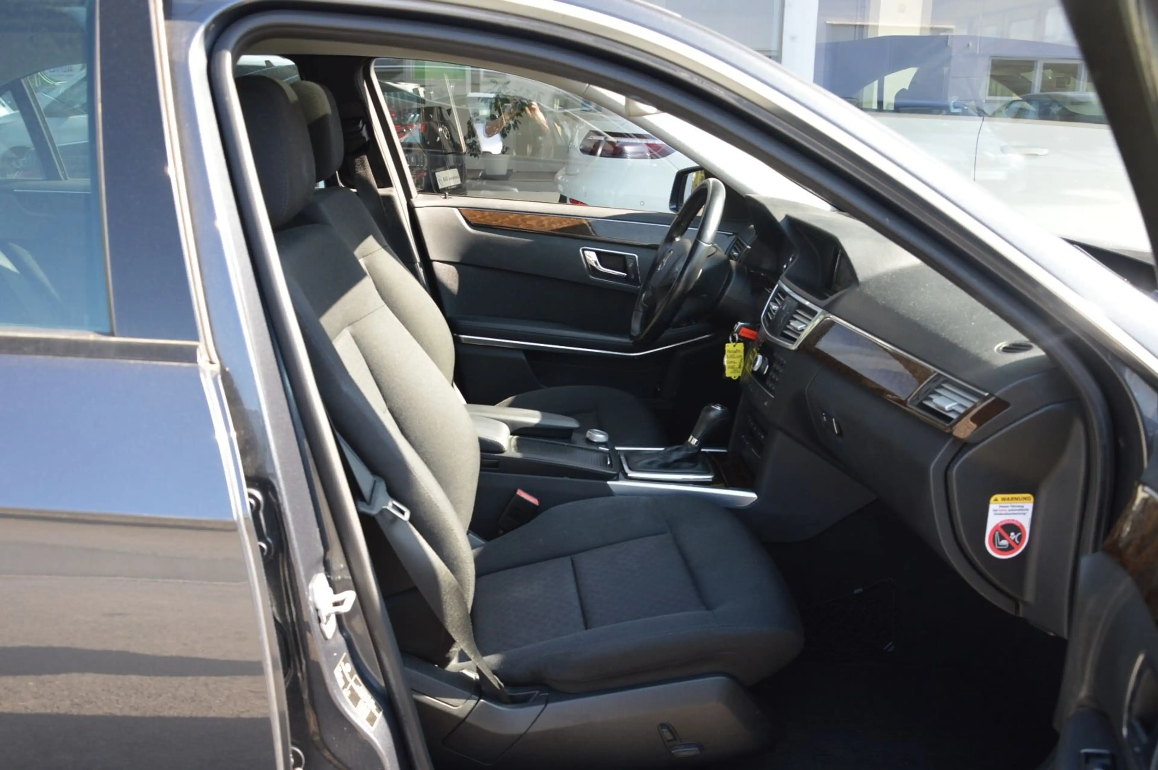 Mercedes-Benz E 250 CGI Lim. AUTOMATIK*PDC*SHZ*SHD*NAVI* — photo 10