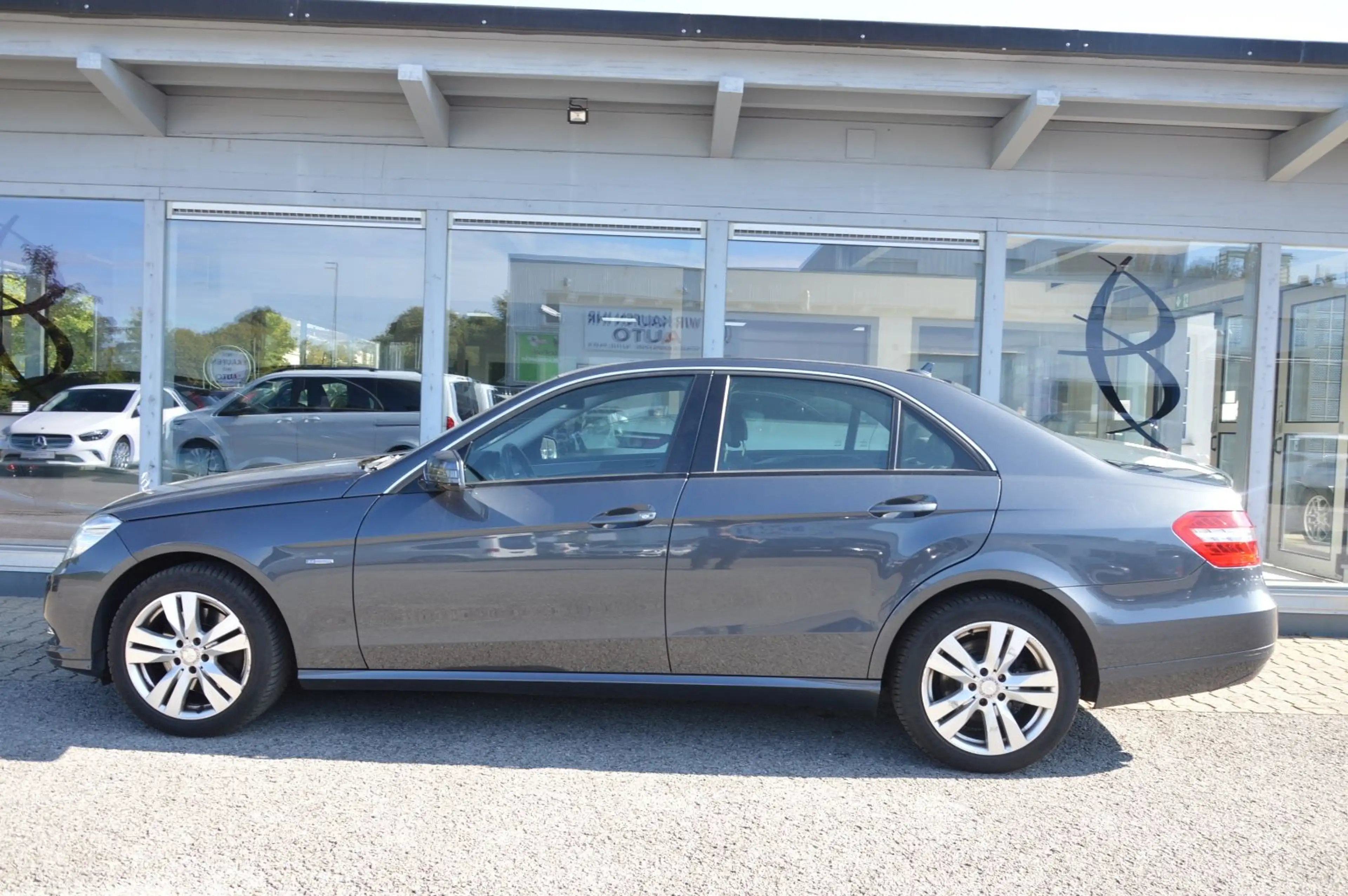 Mercedes-Benz E 250 CGI Lim. AUTOMATIK*PDC*SHZ*SHD*NAVI* — photo 2