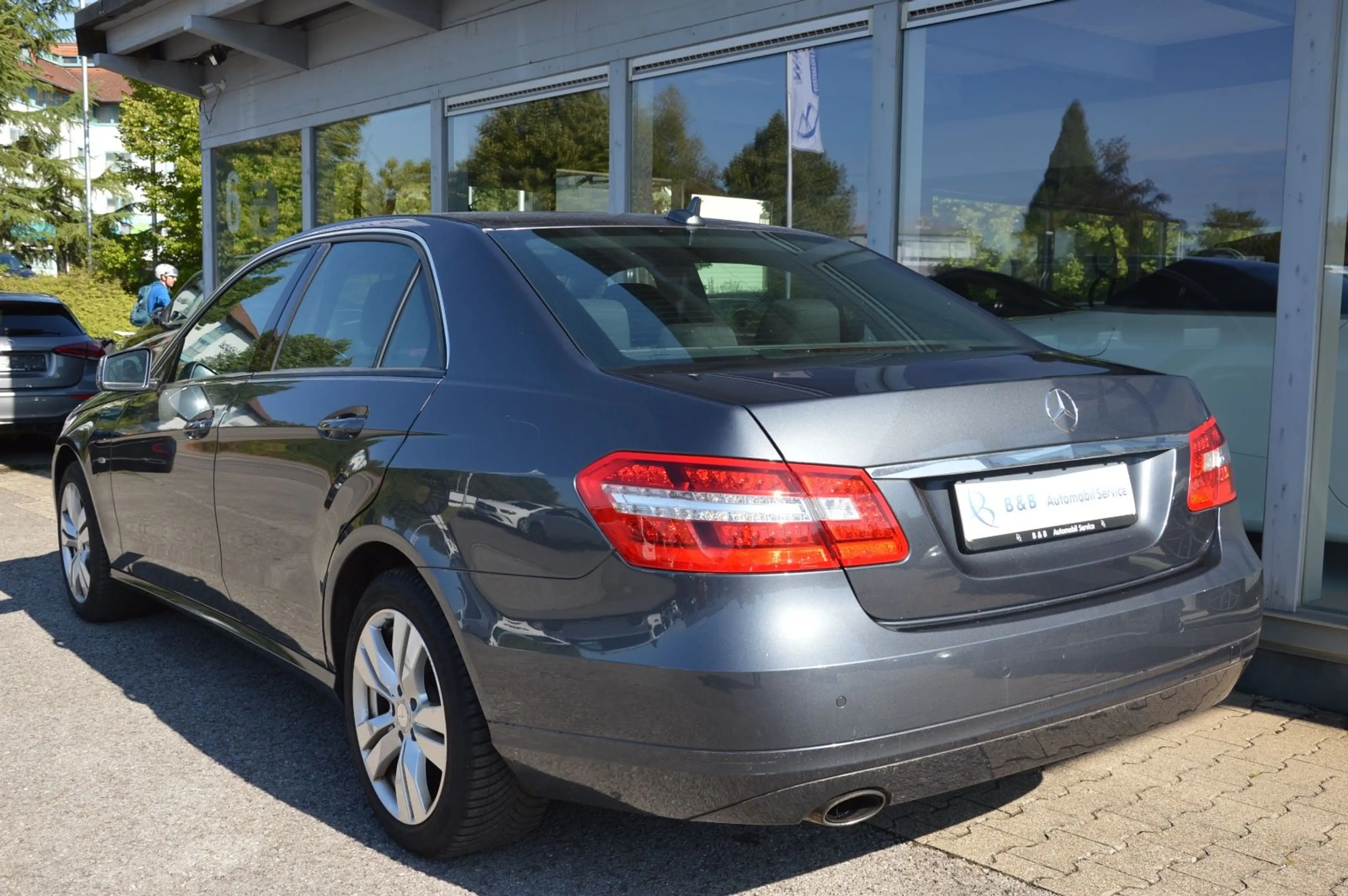 Mercedes-Benz E 250 CGI Lim. AUTOMATIK*PDC*SHZ*SHD*NAVI* — photo 3