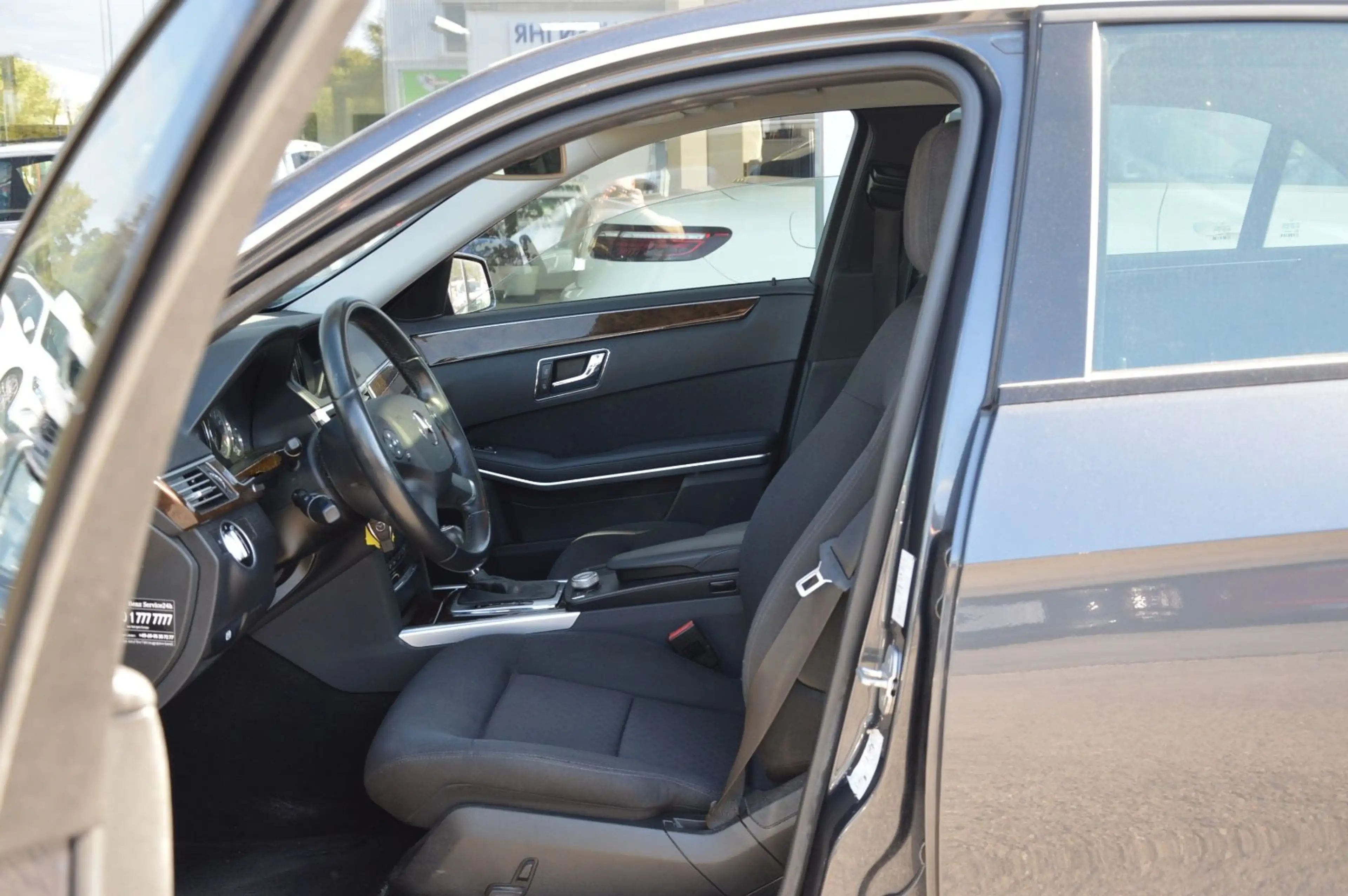 Mercedes-Benz E 250 CGI Lim. AUTOMATIK*PDC*SHZ*SHD*NAVI* — photo 9
