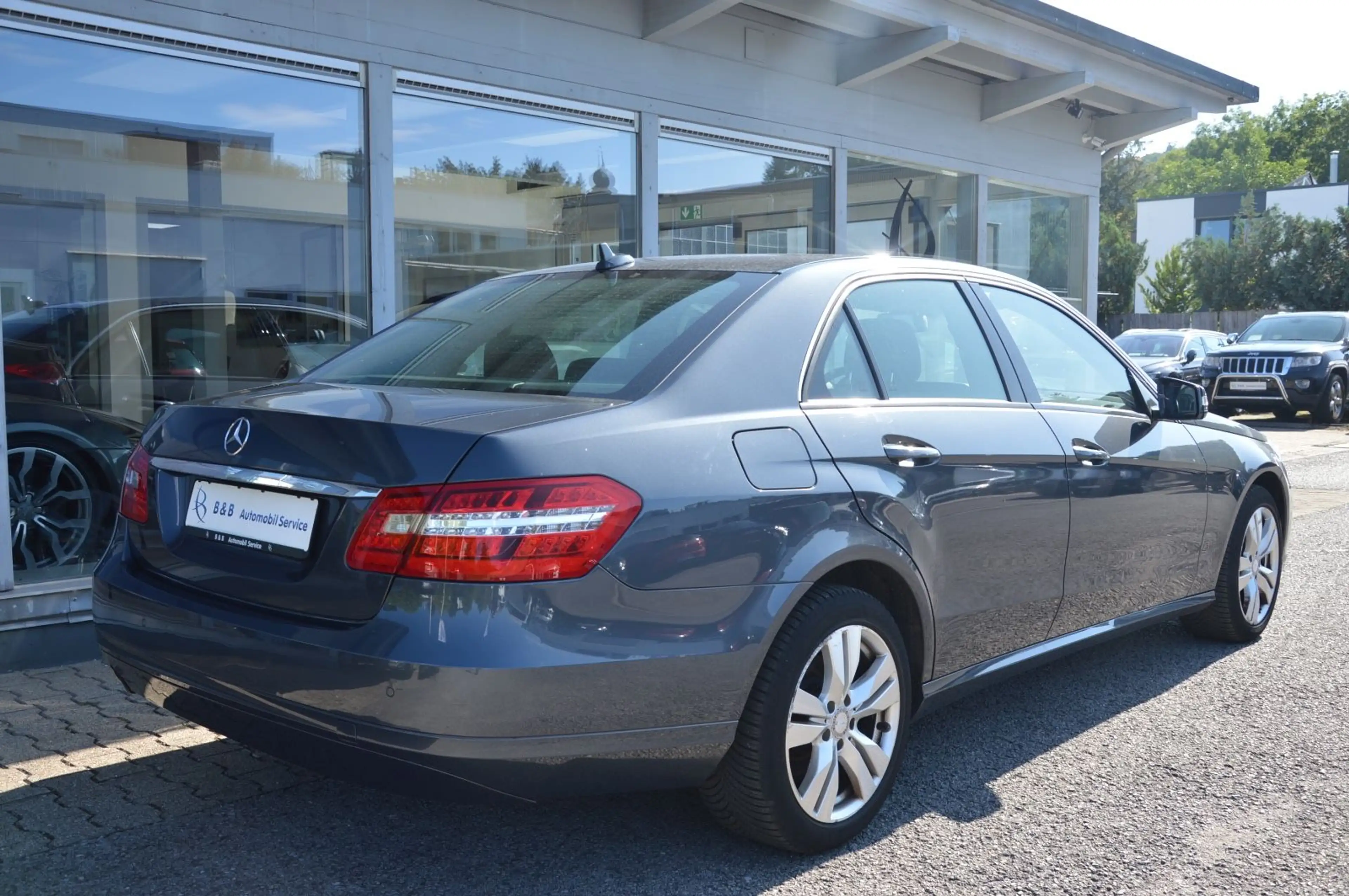Mercedes-Benz E 250 CGI Lim. AUTOMATIK*PDC*SHZ*SHD*NAVI* — photo 6