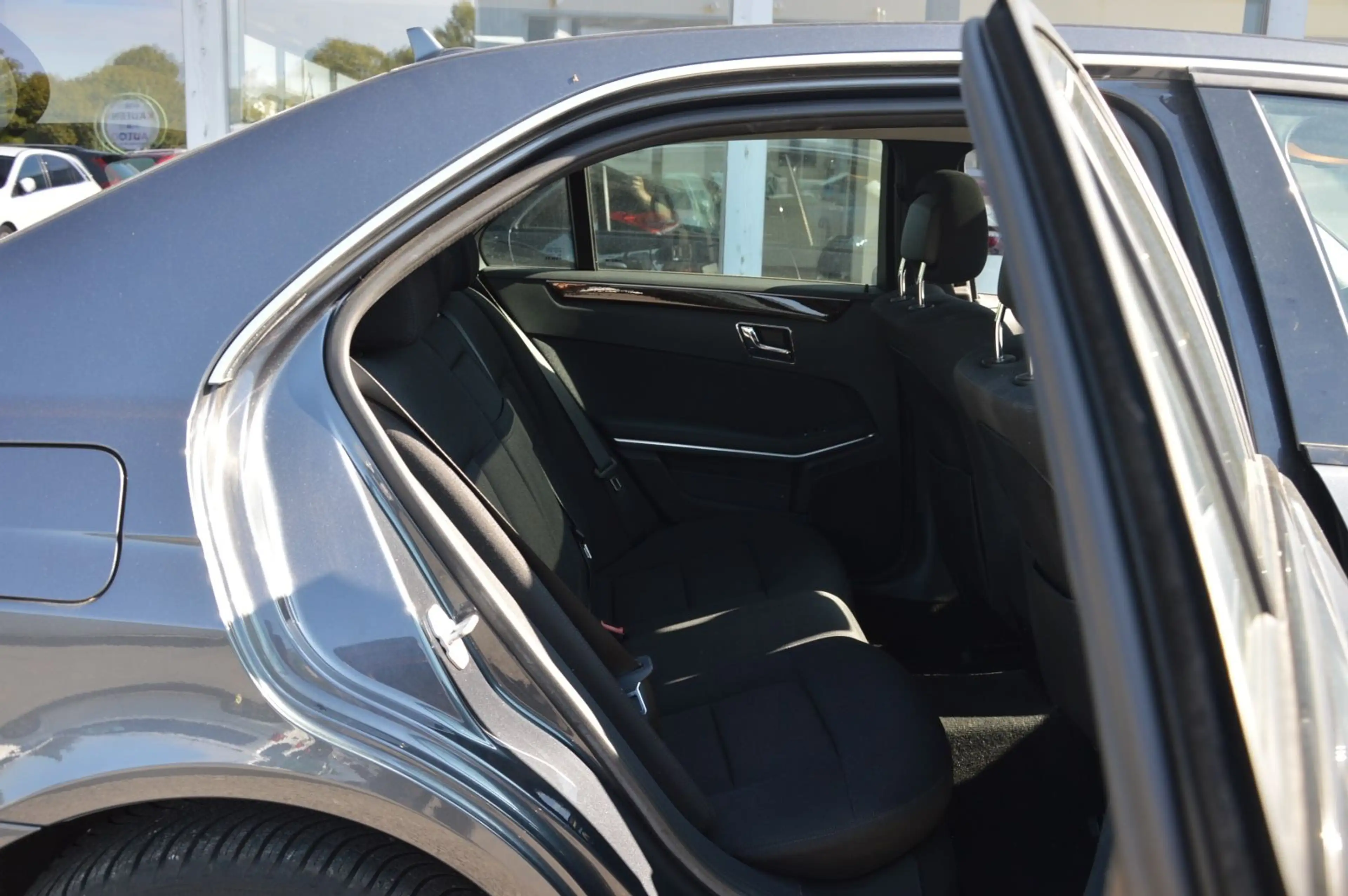 Mercedes-Benz E 250 CGI Lim. AUTOMATIK*PDC*SHZ*SHD*NAVI* — photo 11