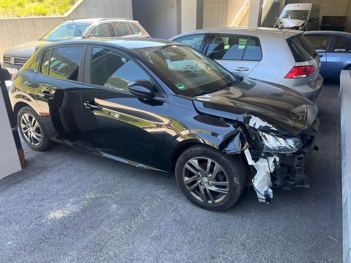 Peugeot 208 Active Pack Schwarz - 2