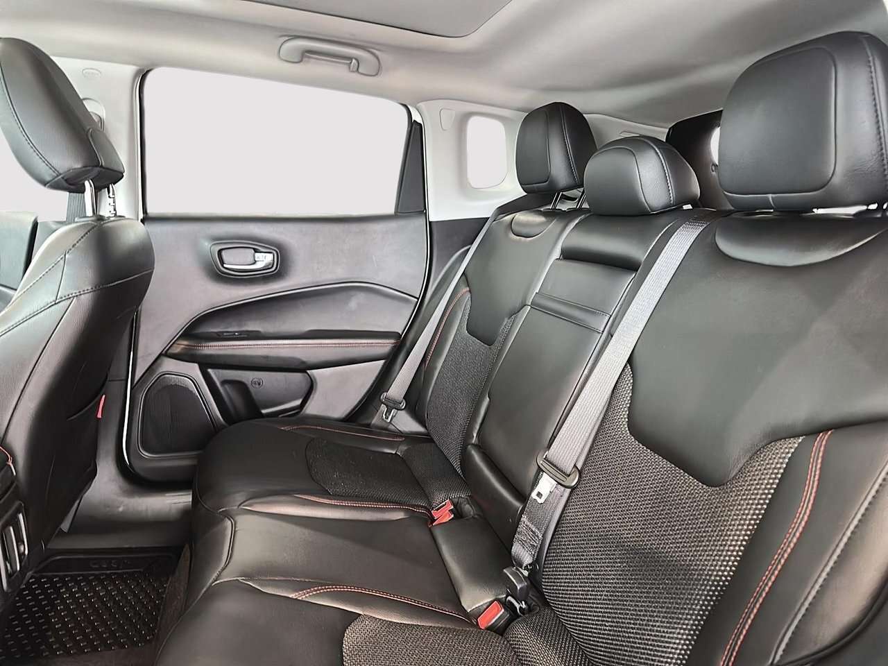 2018 Jeep Compass 4x4 Trailhawk Yes, only 28,000 km's! Amazing value — снимка 1