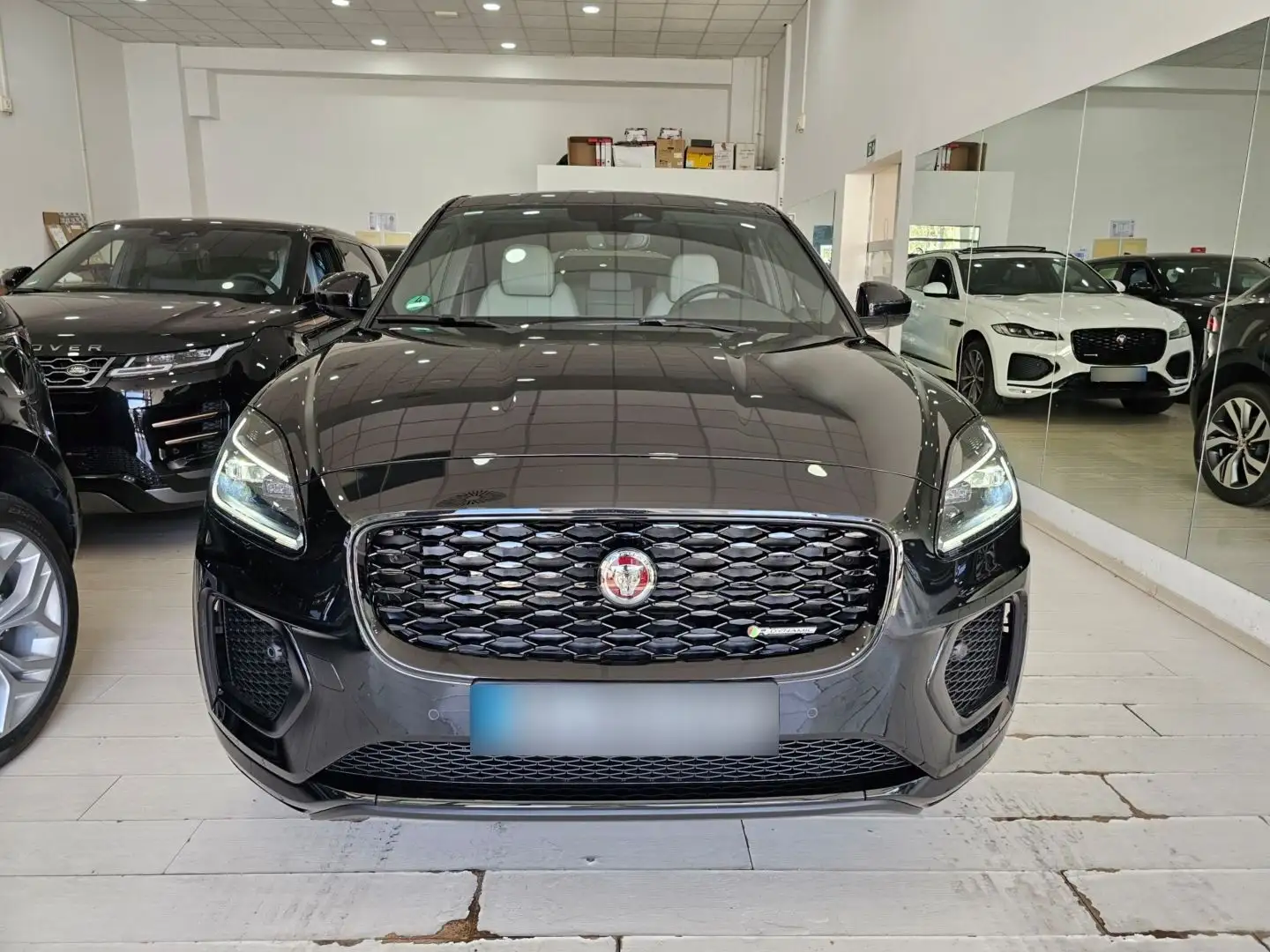 Jaguar E-Pace R-Dynamic SE Navi Camera Tetto C.20" LED BlackPack Fekete - 2