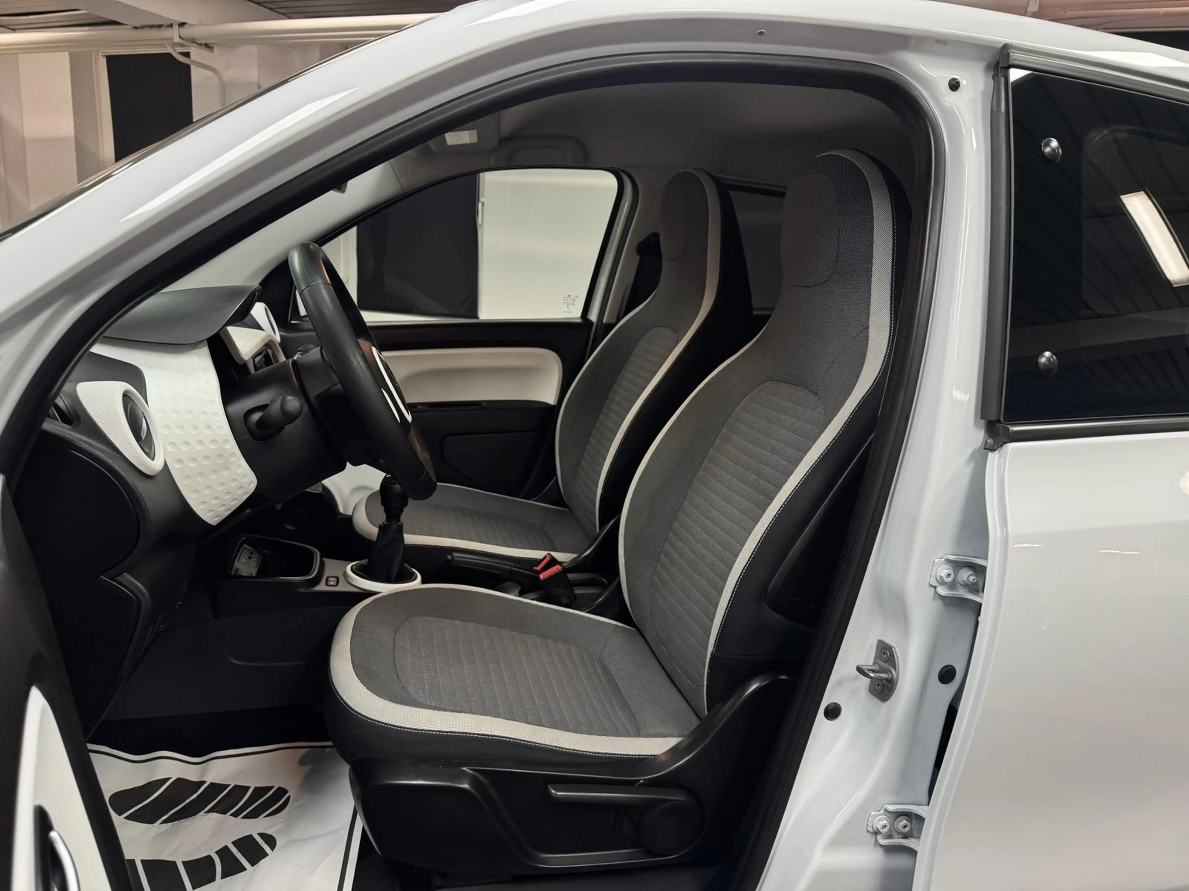 Renault Twingo Equilibre — photo 12