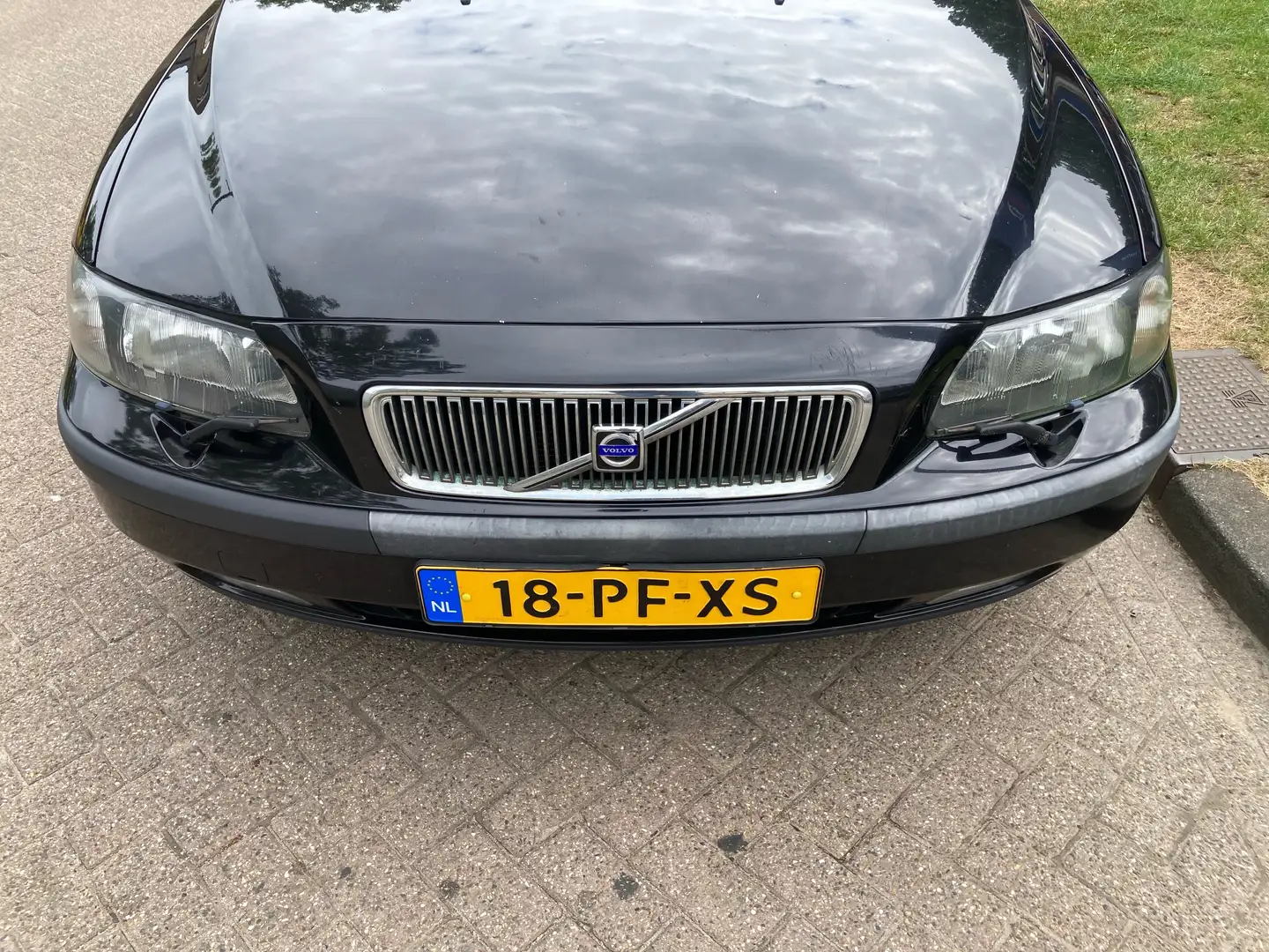Volvo V70 2.4D 130PK Comfortline Zwart - 2