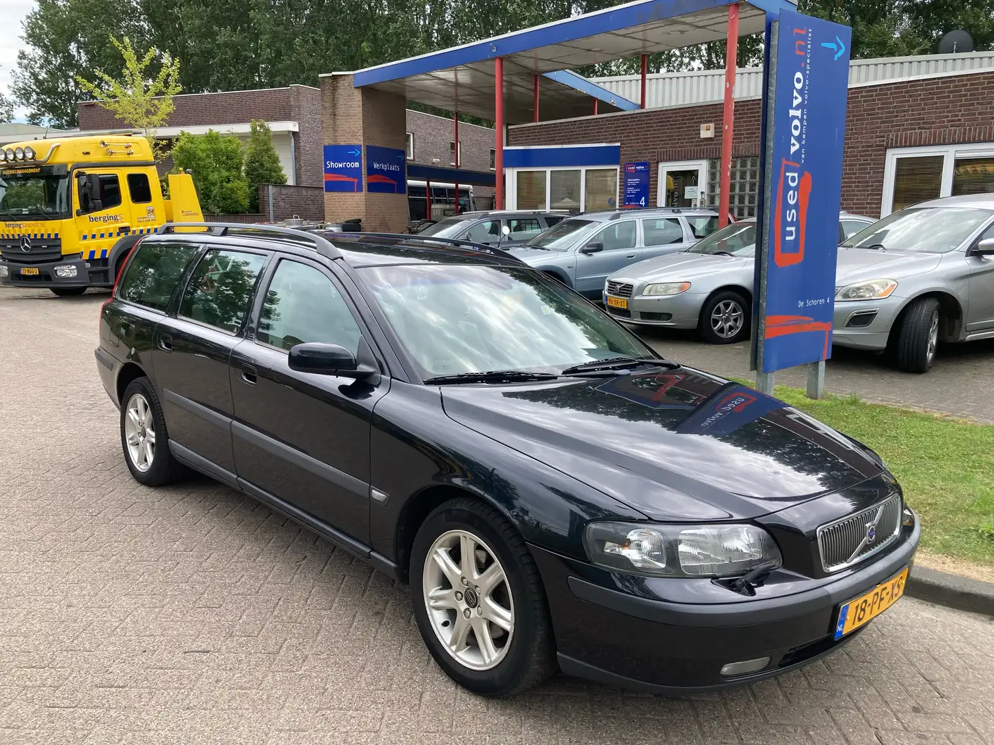 Volvo V70 2.4D 130PK Comfortline Zwart - 1