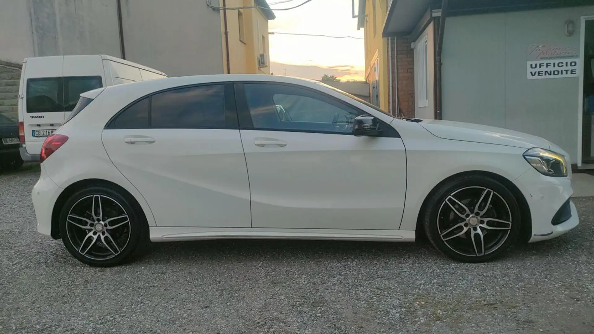 Mercedes-Benz A 180 d Automatic Premium AMG EURO 6 Weiß - 2