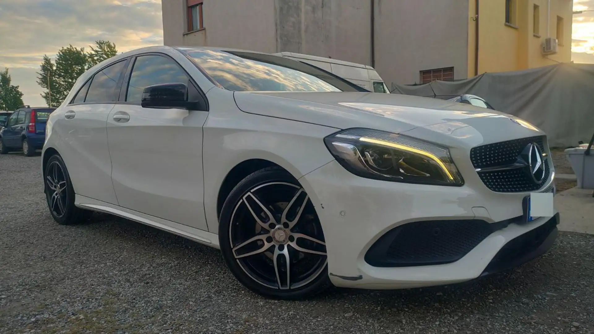 Mercedes-Benz A 180 d Automatic Premium AMG EURO 6 Weiß - 1