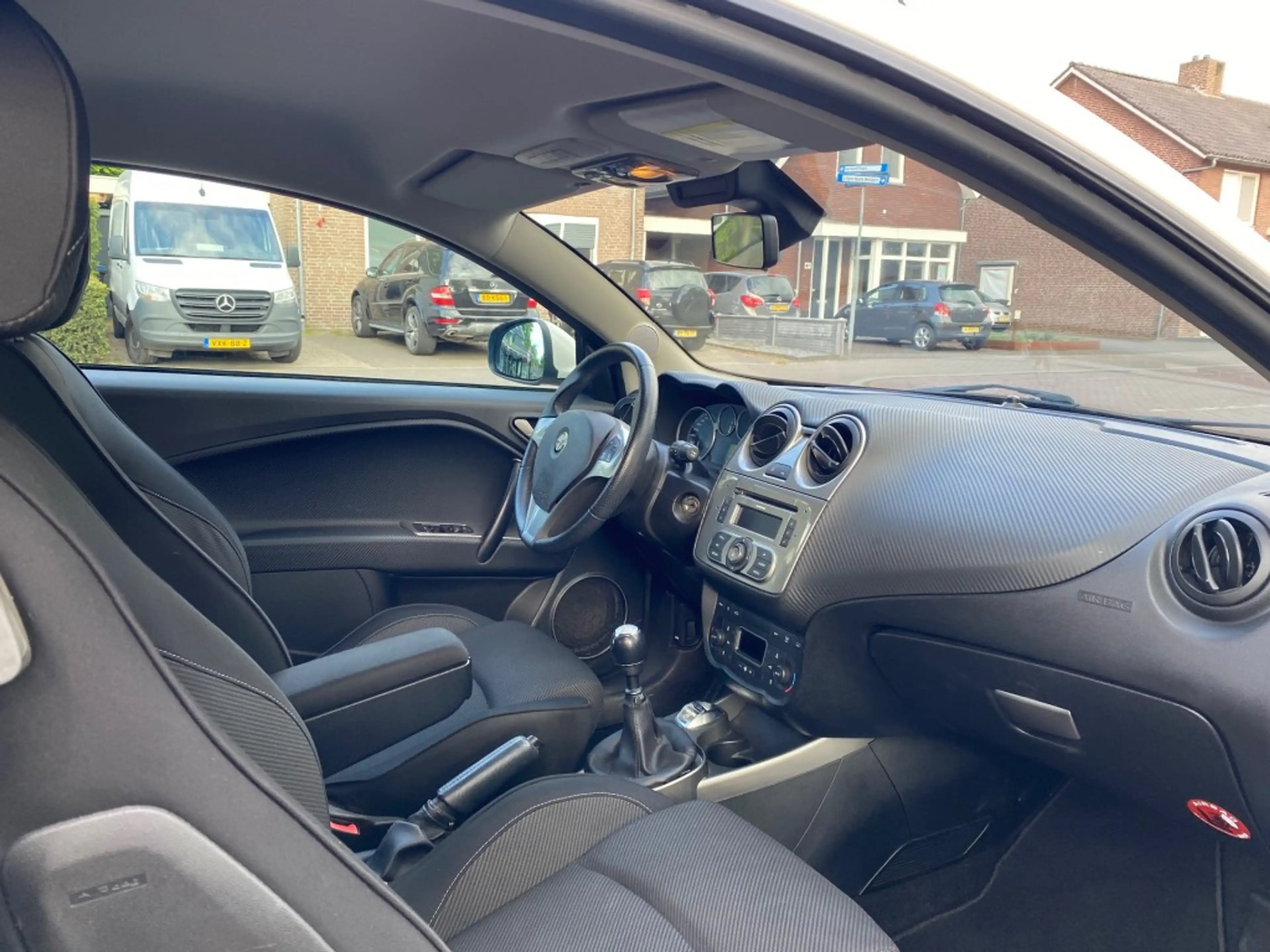 Alfa Romeo MiTo 1.4 DISTINCTIVE / AIRCO-ECC / CRUISE CTR. / BLUETO — photo 2