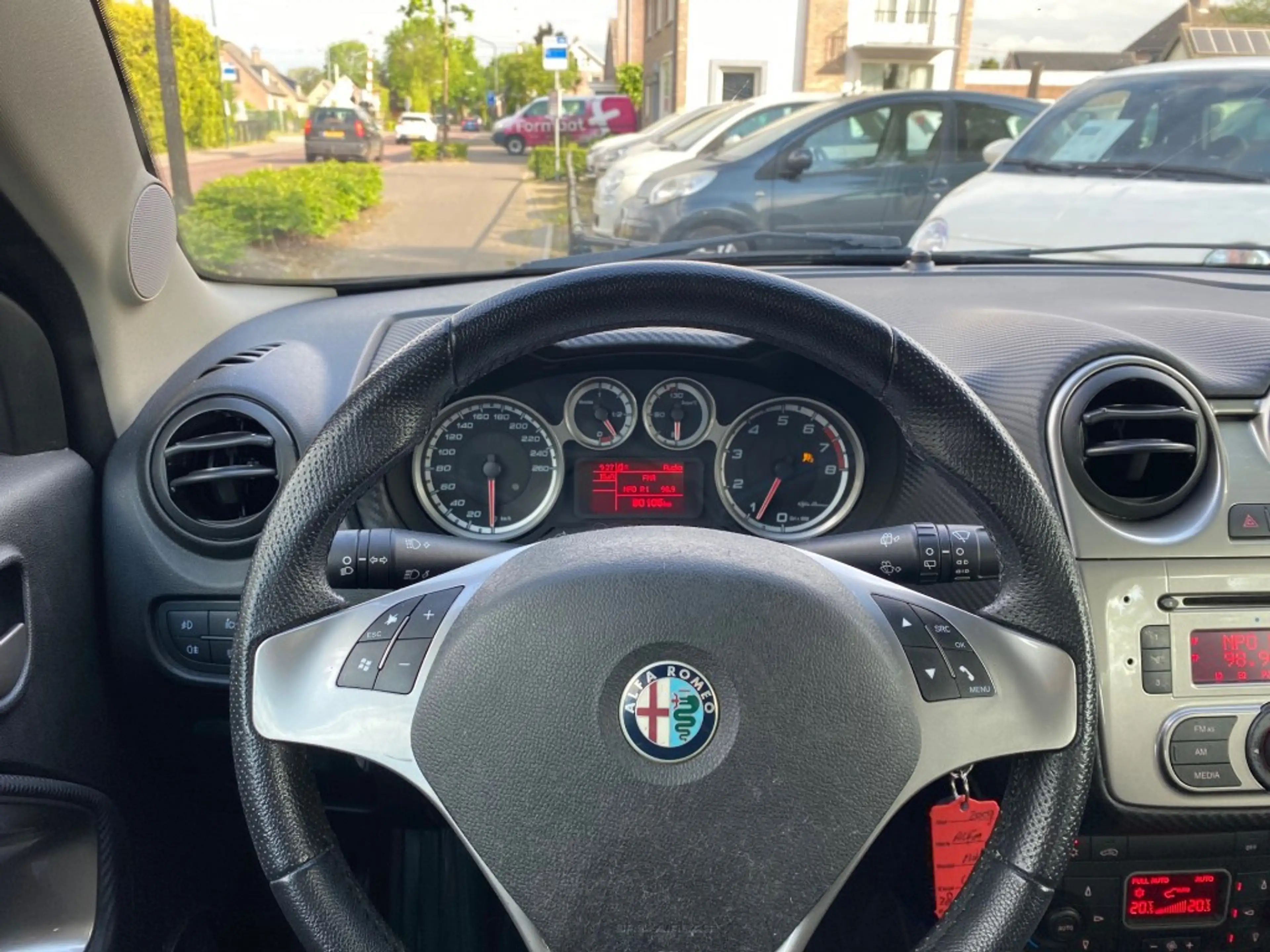 Alfa Romeo MiTo 1.4 DISTINCTIVE / AIRCO-ECC / CRUISE CTR. / BLUETO — photo 8