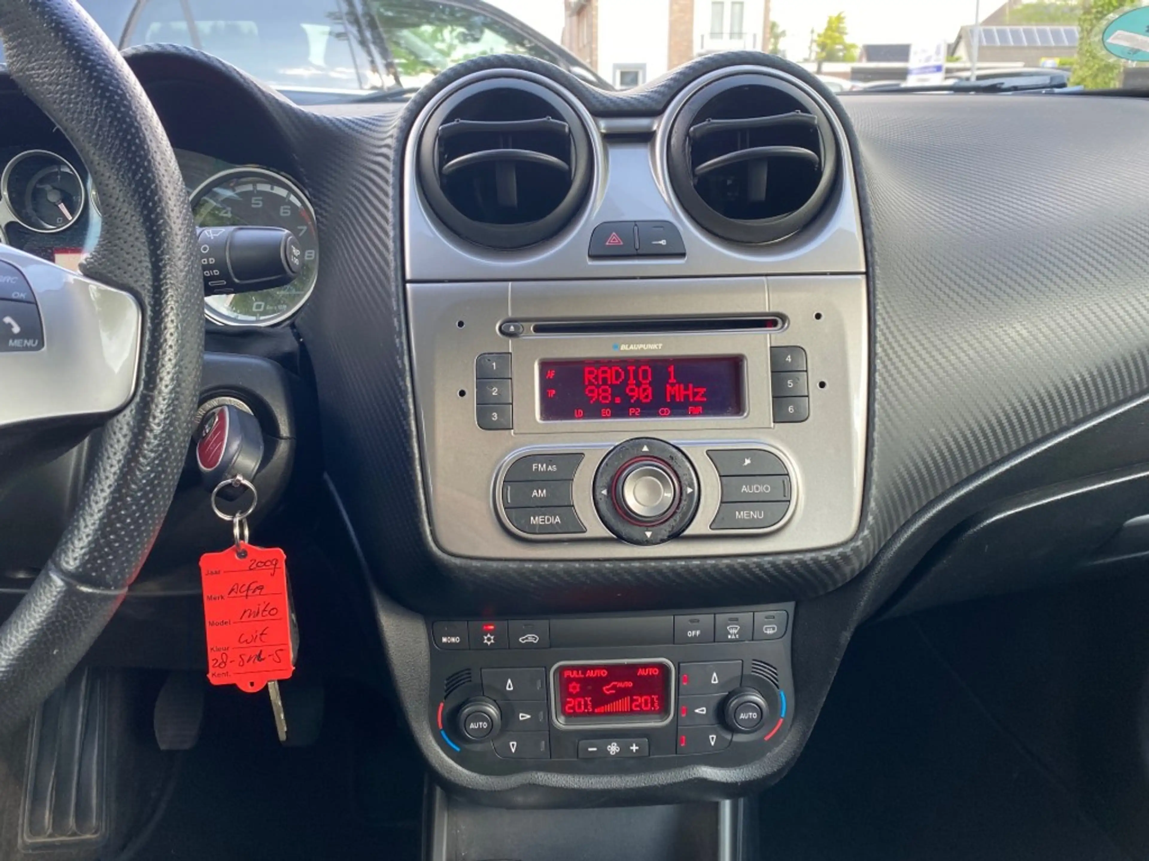 Alfa Romeo MiTo 1.4 DISTINCTIVE / AIRCO-ECC / CRUISE CTR. / BLUETO — photo 9