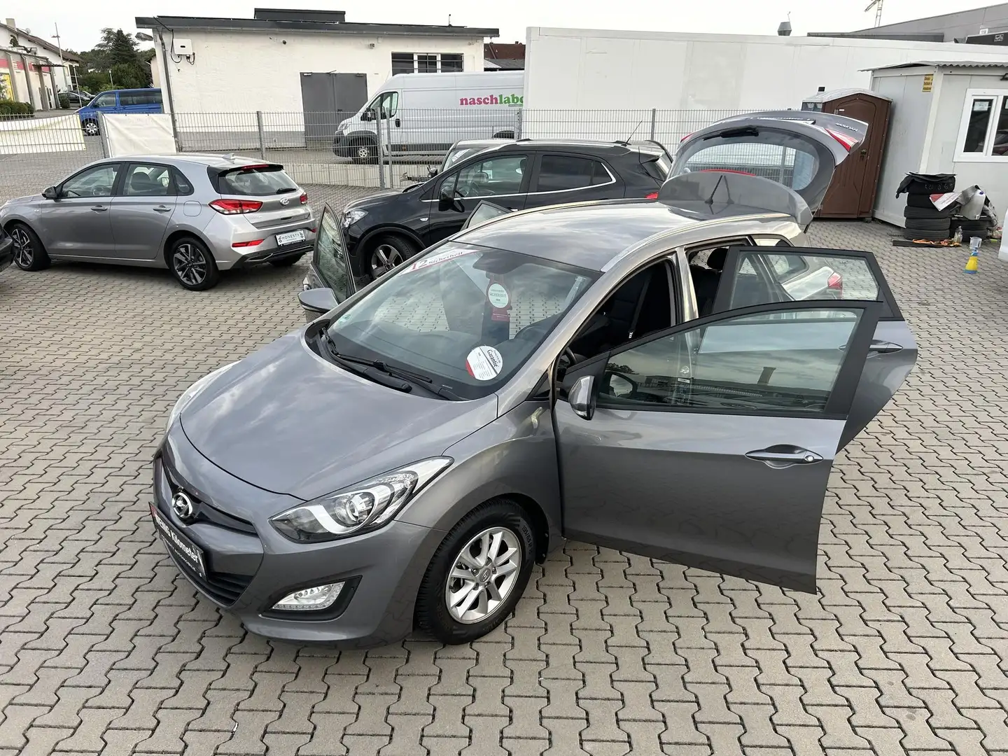 Hyundai i30 Kombi 1.4 CRDi DPF Trend cw*GARANTIE*SERVOLENKU... Grau - 2
