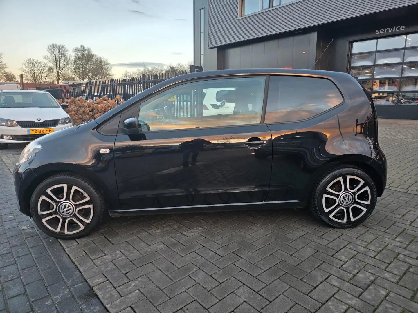 Volkswagen up! 1.0 high up! | Met o.a. navigatie, cruise control, Noir - 2