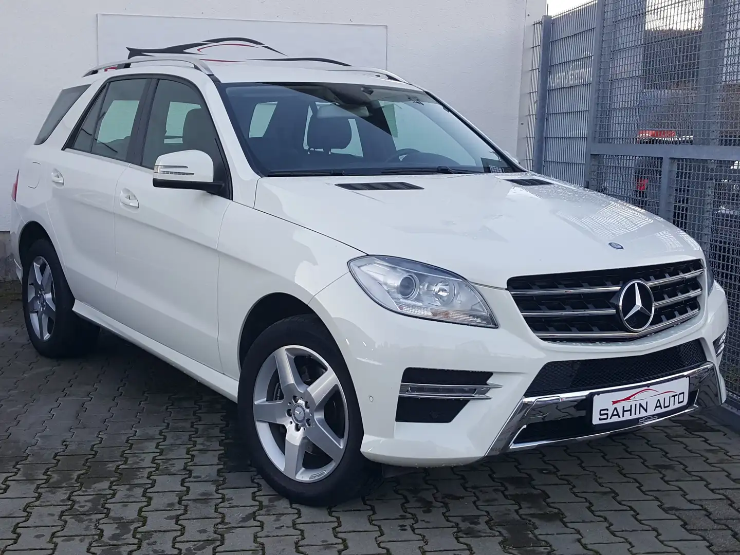 Mercedes-Benz ML 350 CDI 4Matic 7 GTronic  AMG  1.Hand  AHK  Leder Navi Fehér - 2