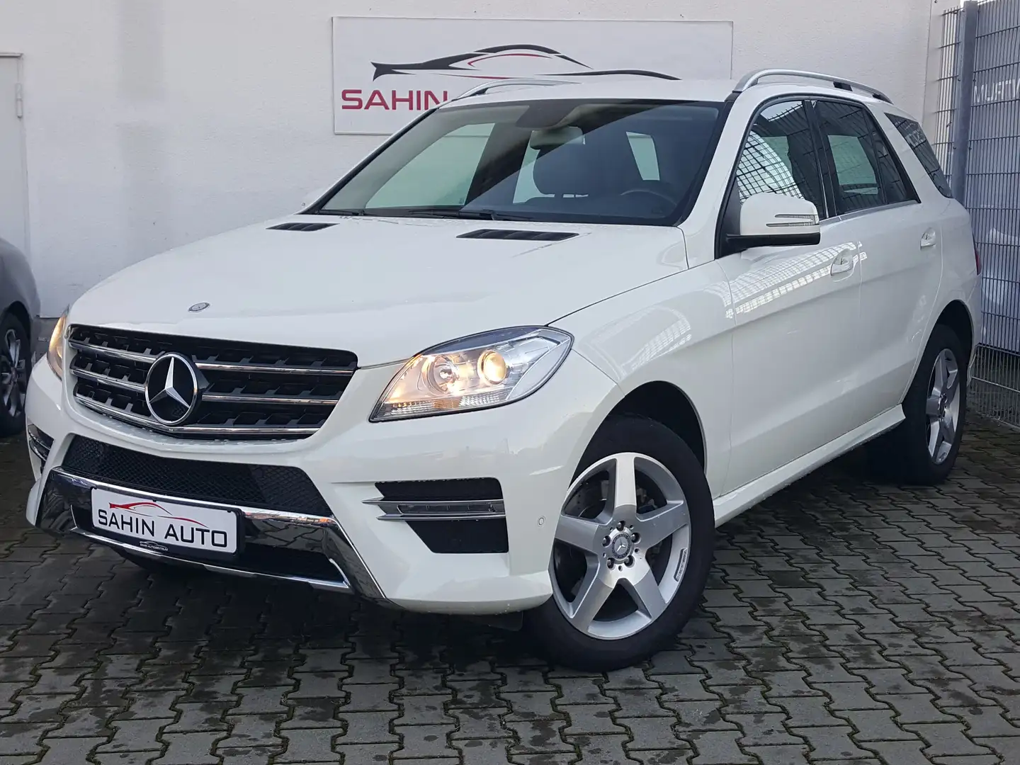 Mercedes-Benz ML 350 CDI 4Matic 7 GTronic  AMG  1.Hand  AHK  Leder Navi Білий - 1