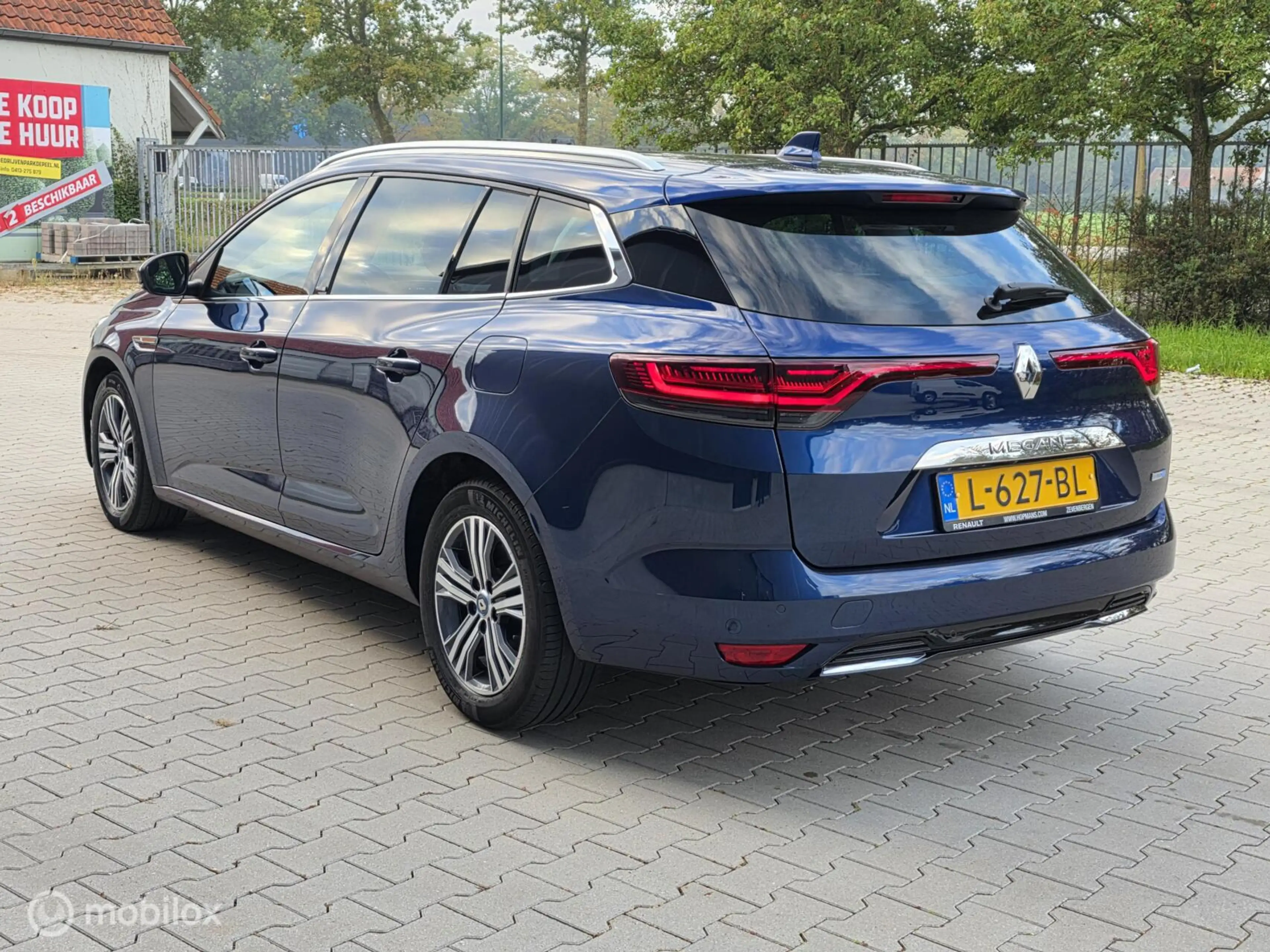Renault Megane E-Tech Estate 1.6 Plug-In Hybrid 160 Intens — photo 8