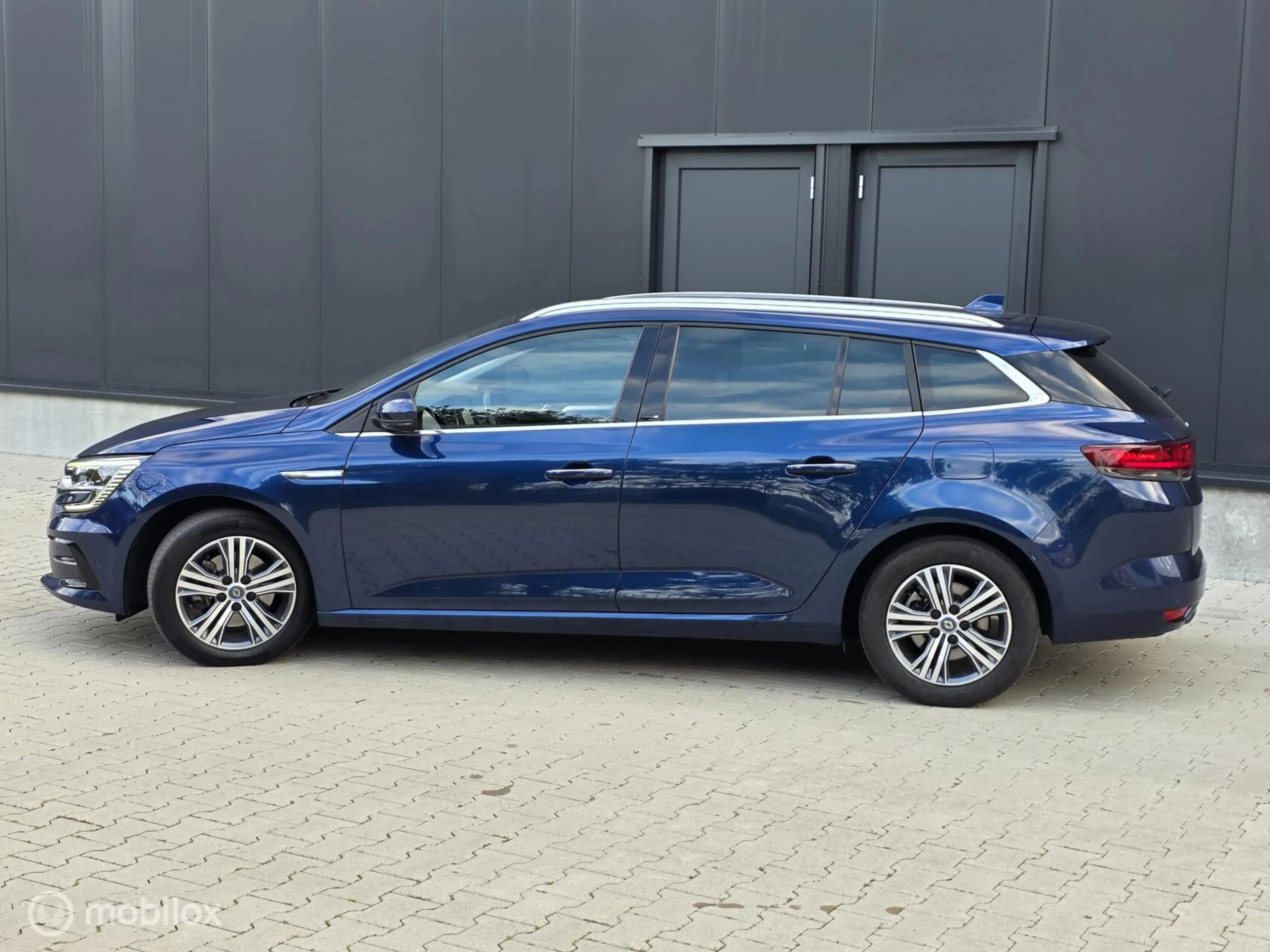 Renault Megane E-Tech Estate 1.6 Plug-In Hybrid 160 Intens — photo 2