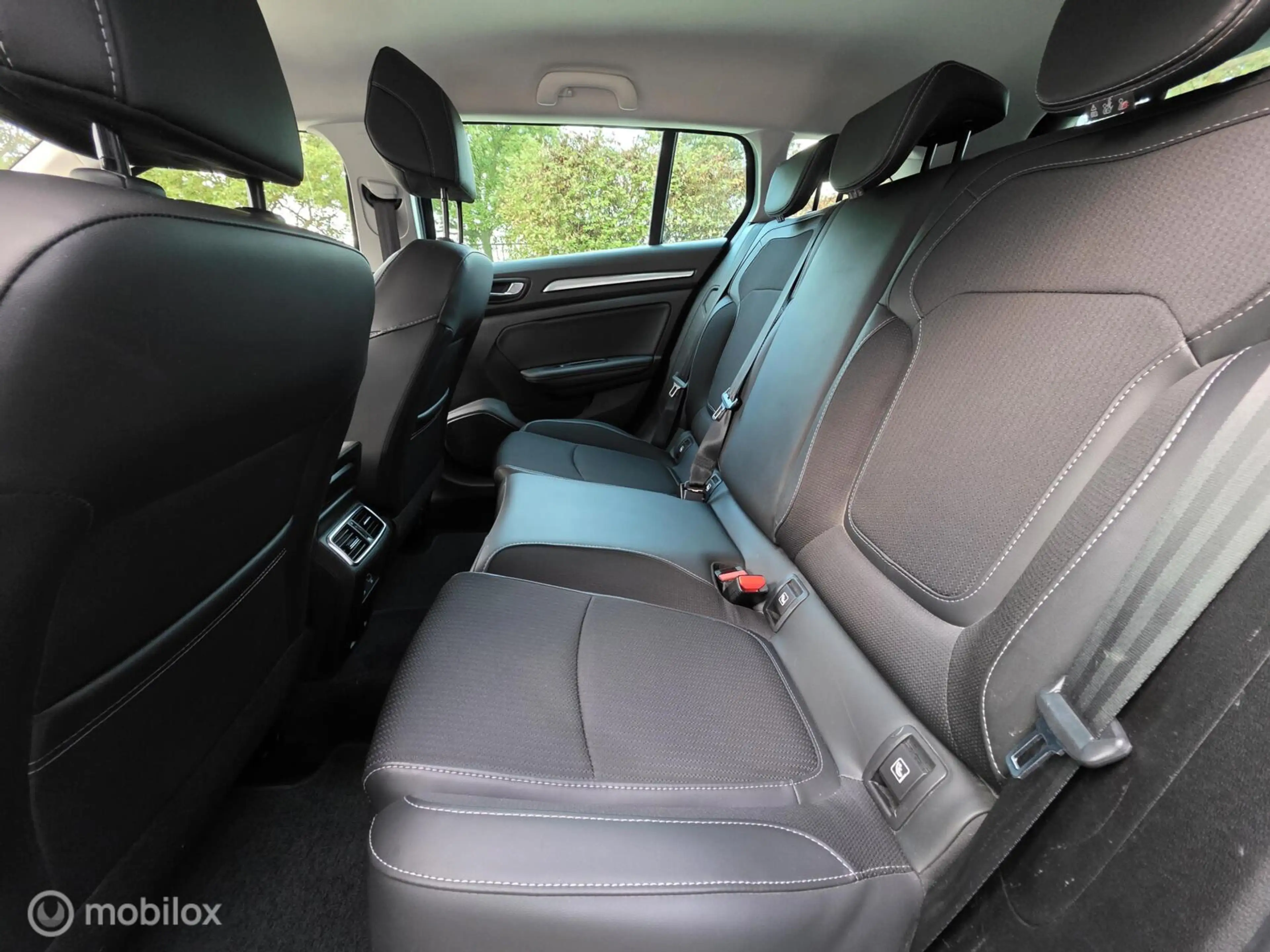 Renault Megane E-Tech Estate 1.6 Plug-In Hybrid 160 Intens — photo 12