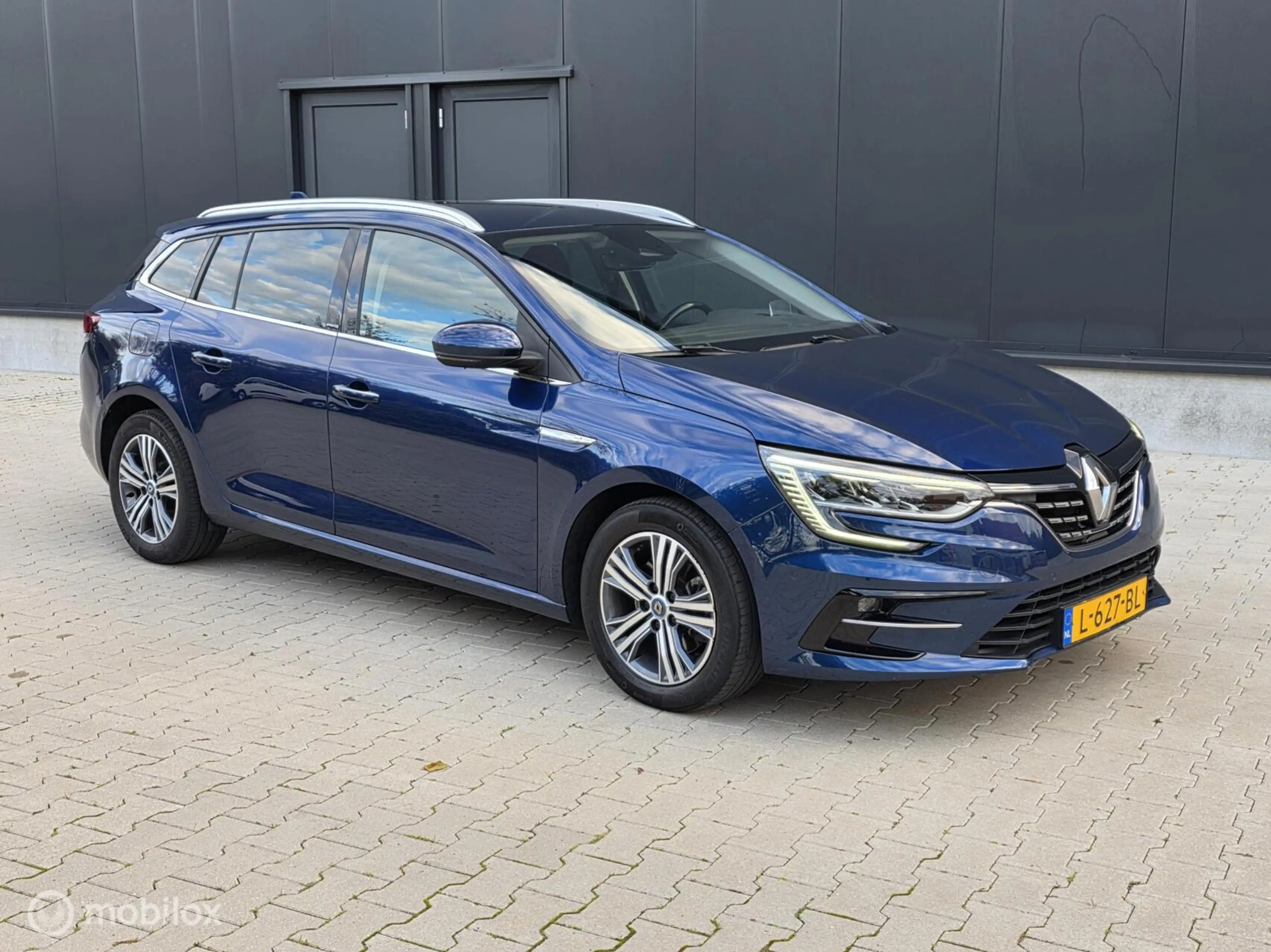 Renault Megane E-Tech Estate 1.6 Plug-In Hybrid 160 Intens — photo 9