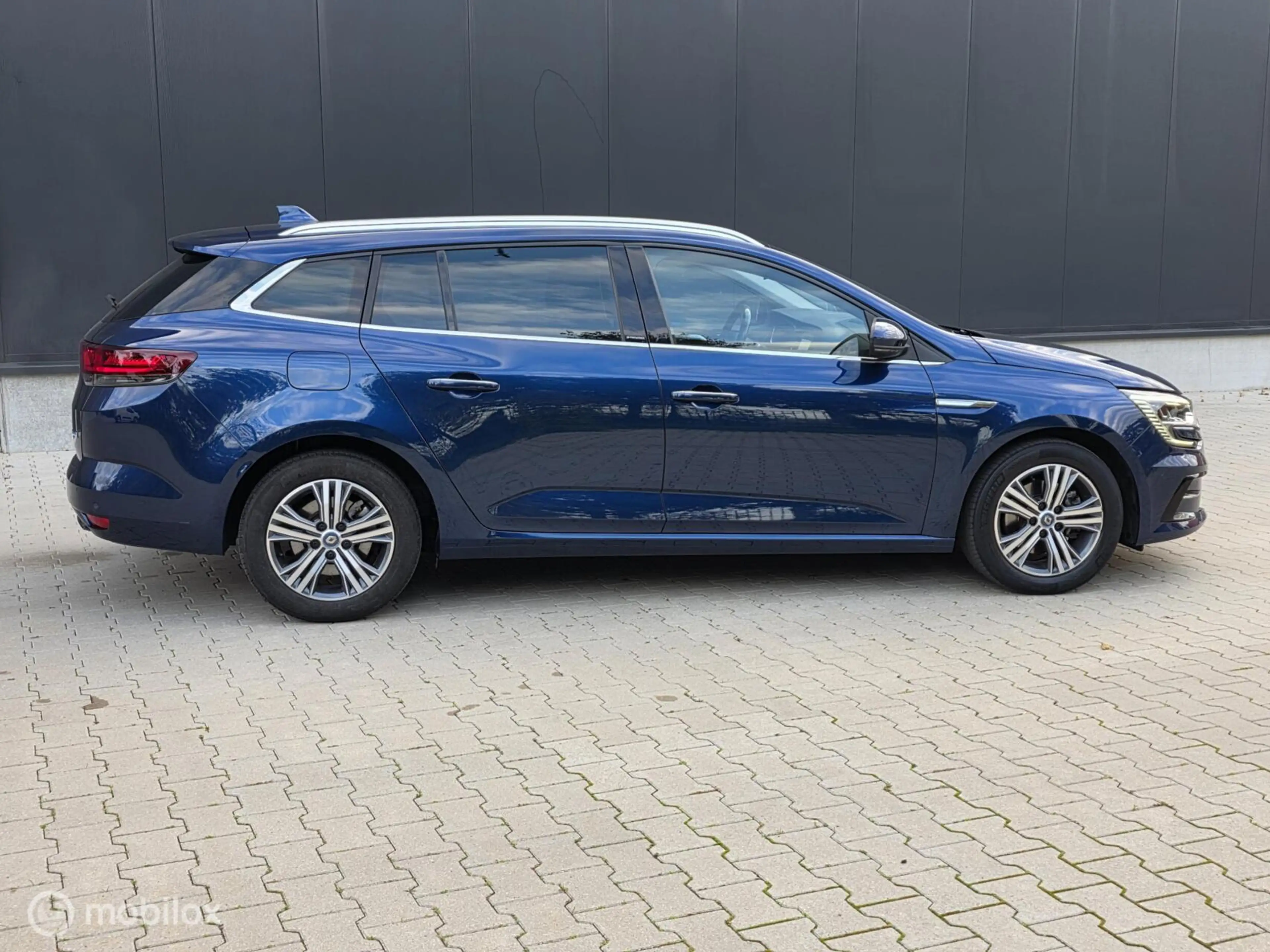 Renault Megane E-Tech Estate 1.6 Plug-In Hybrid 160 Intens — photo 10