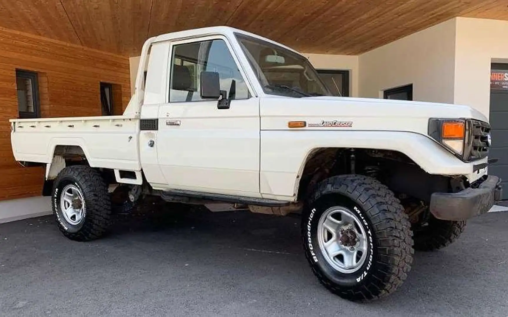 Toyota Land Cruiser HZJ 79 - 2